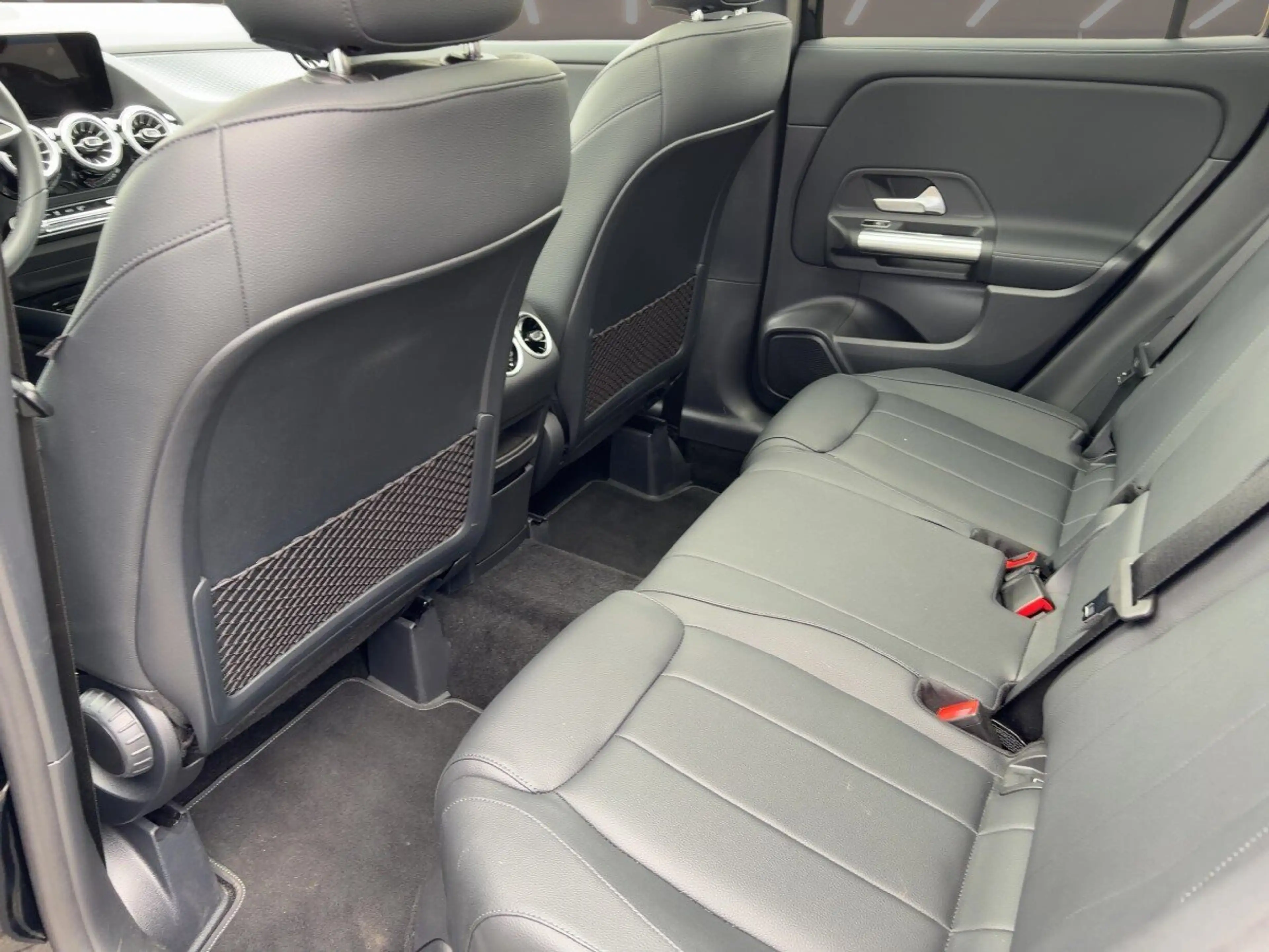 Mercedes-Benz GLA 200 GLA 200 Progressive/Navi/Pano-Dach/Distronic/LED — photo 11