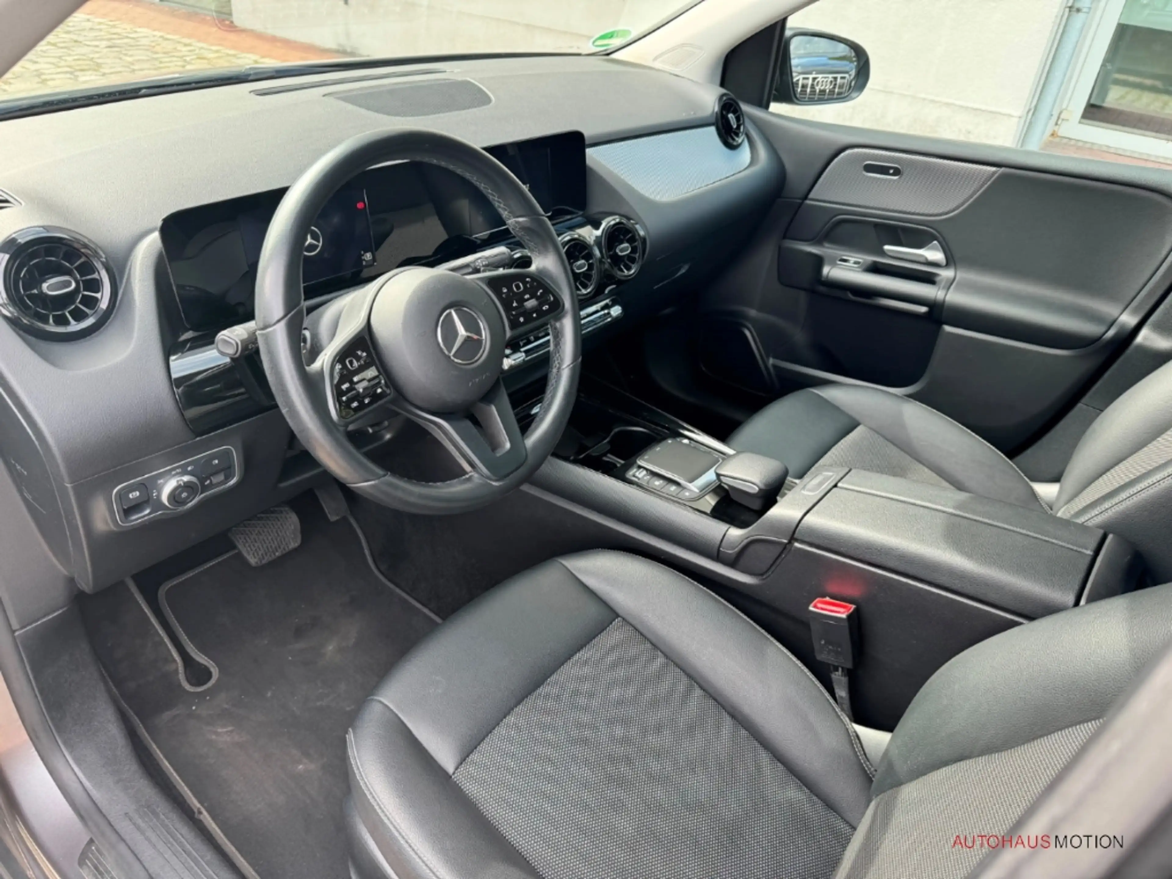 Mercedes-Benz B 180 d Navi Kamera LED StandHZG ACC AHK-klappbar Digita — photo 9
