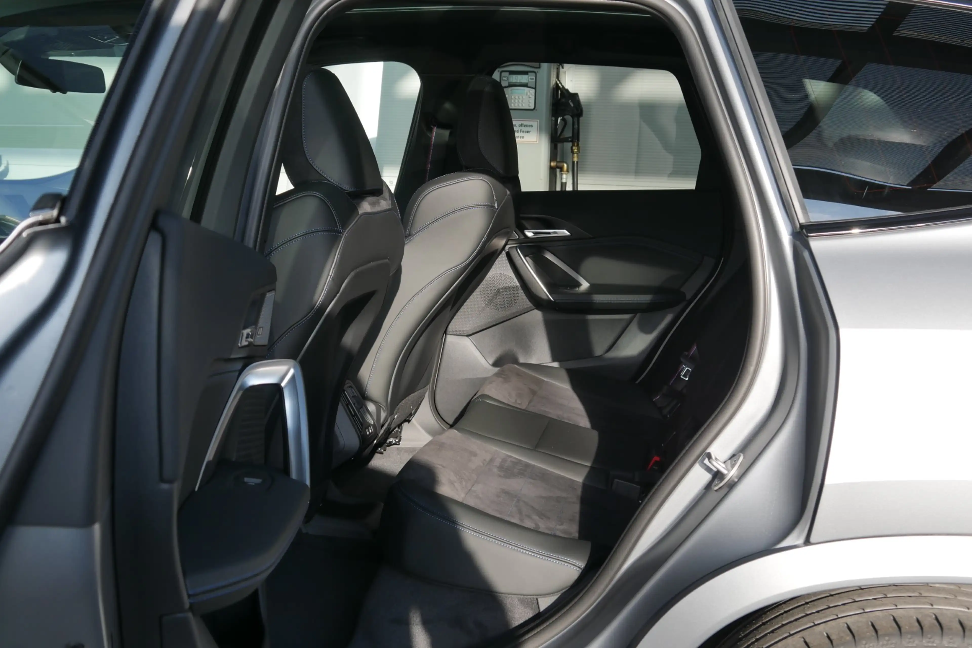 BMW iX1 xDrive30 *M-Paket Pro/AHK/Pano/Aktivsitz/Harman Kardon/Innovationspaket* — photo 5