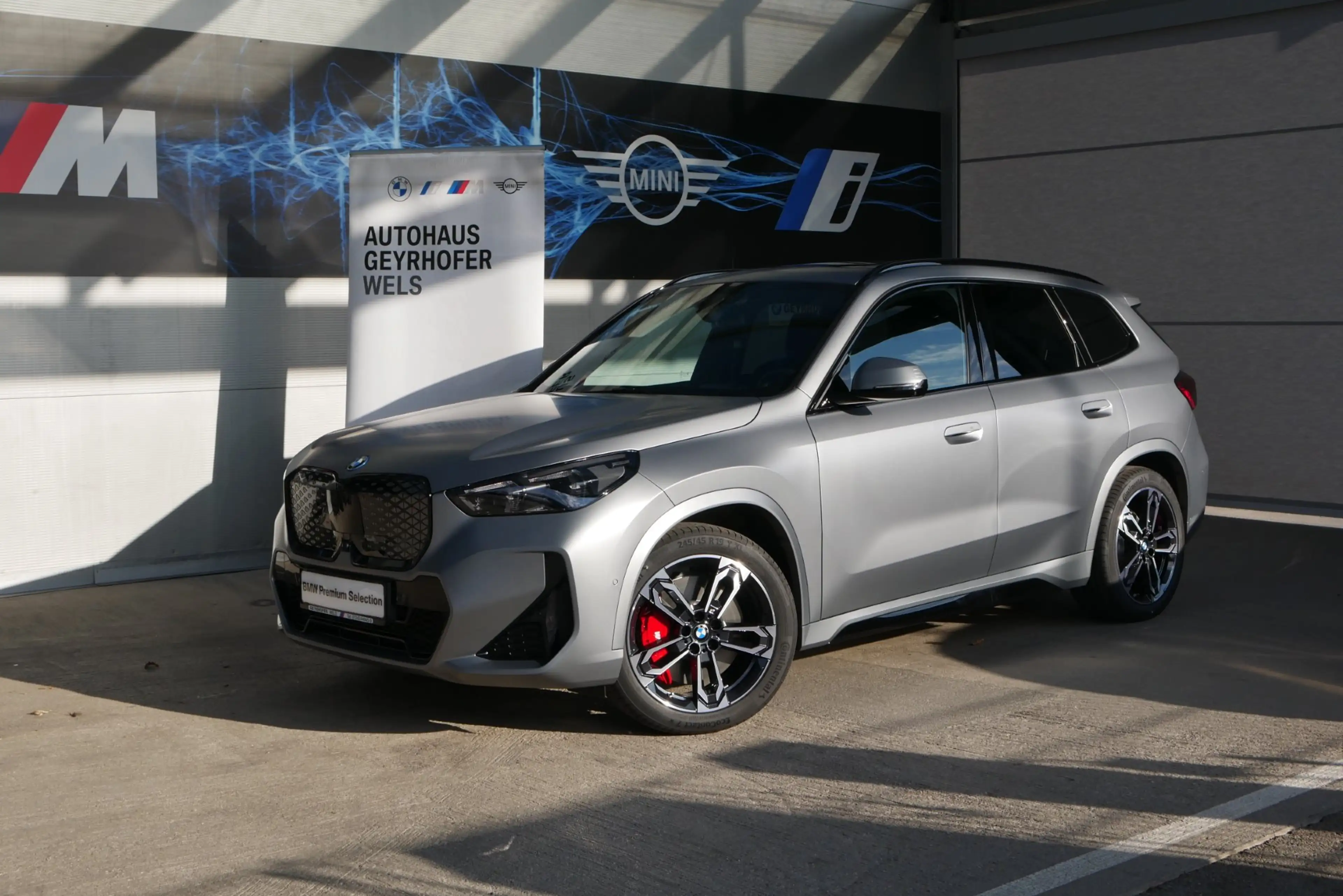 BMW iX1 xDrive30 *M-Paket Pro/AHK/Pano/Aktivsitz/Harman Kardon/Innovationspaket*