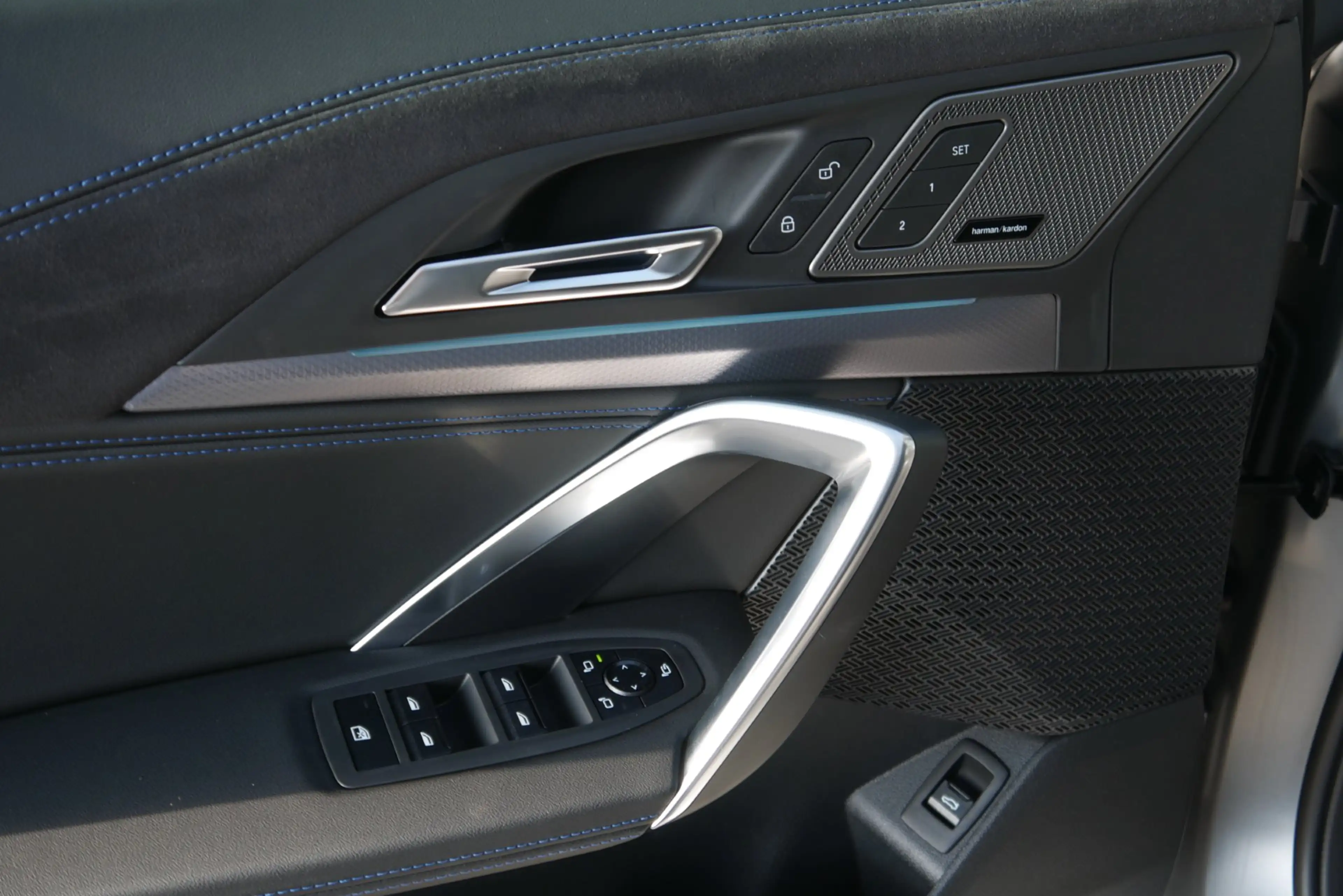 BMW iX1 xDrive30 *M-Paket Pro/AHK/Pano/Aktivsitz/Harman Kardon/Innovationspaket* — photo 8