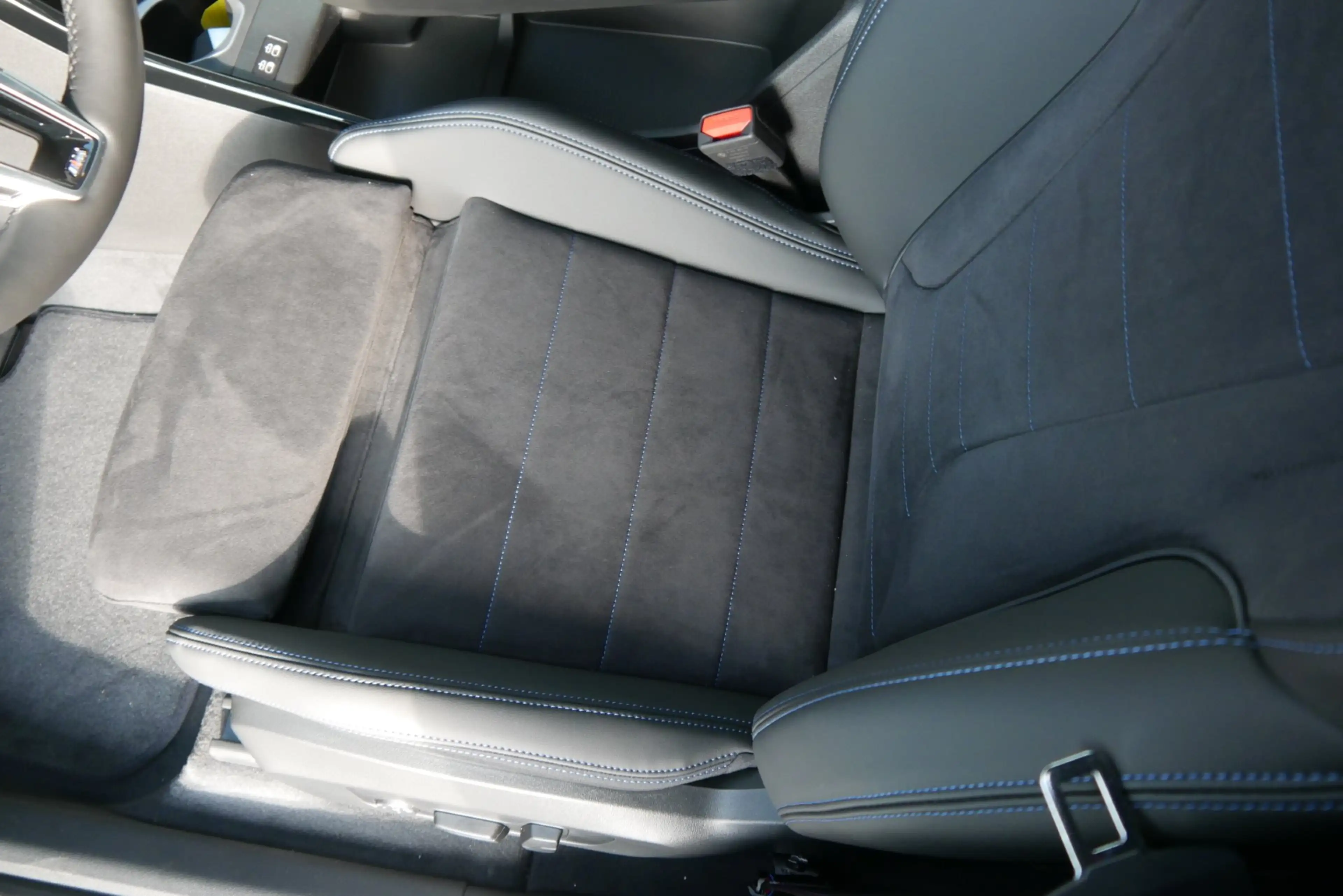 BMW iX1 xDrive30 *M-Paket Pro/AHK/Pano/Aktivsitz/Harman Kardon/Innovationspaket* — photo 10