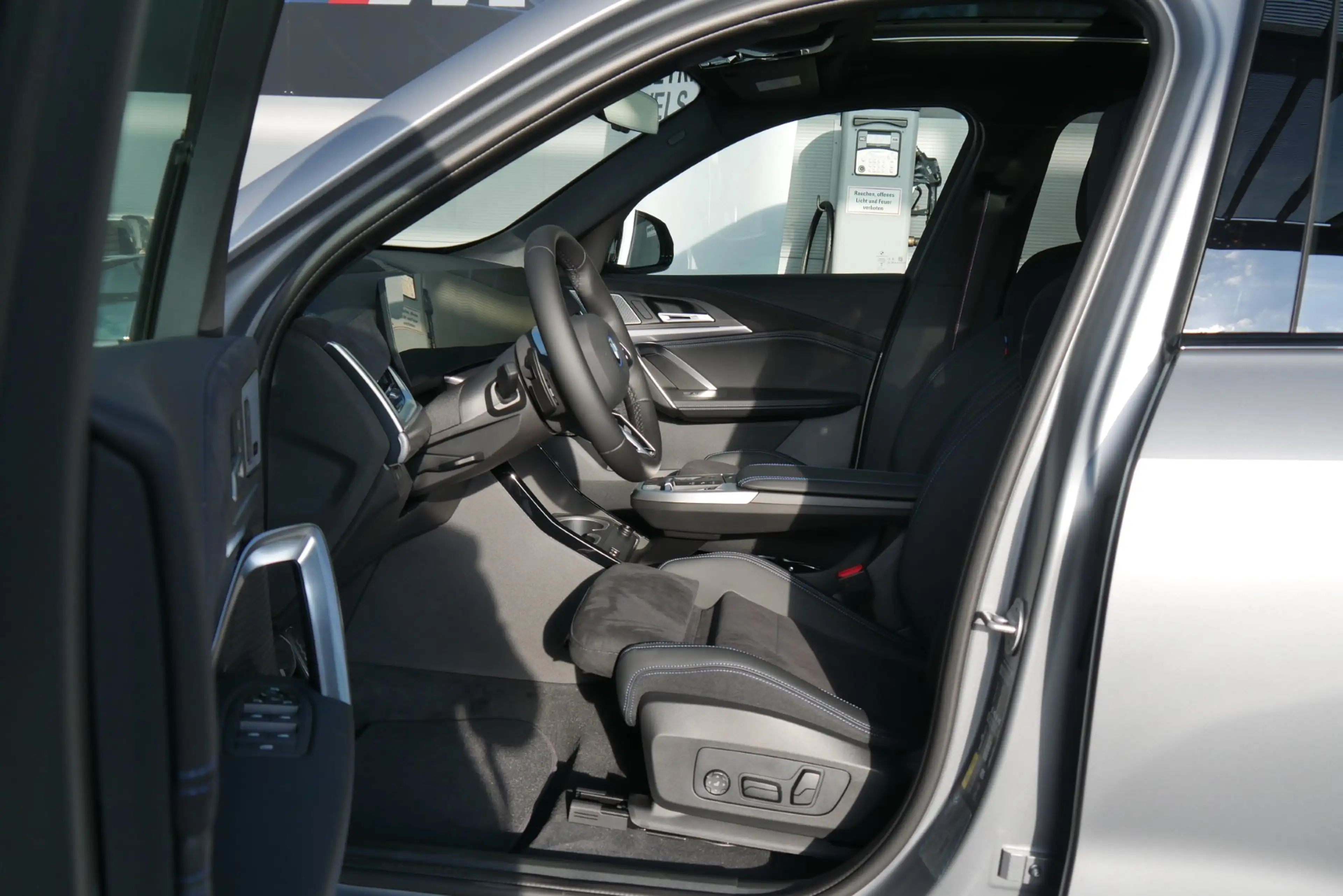 BMW iX1 xDrive30 *M-Paket Pro/AHK/Pano/Aktivsitz/Harman Kardon/Innovationspaket* — photo 7