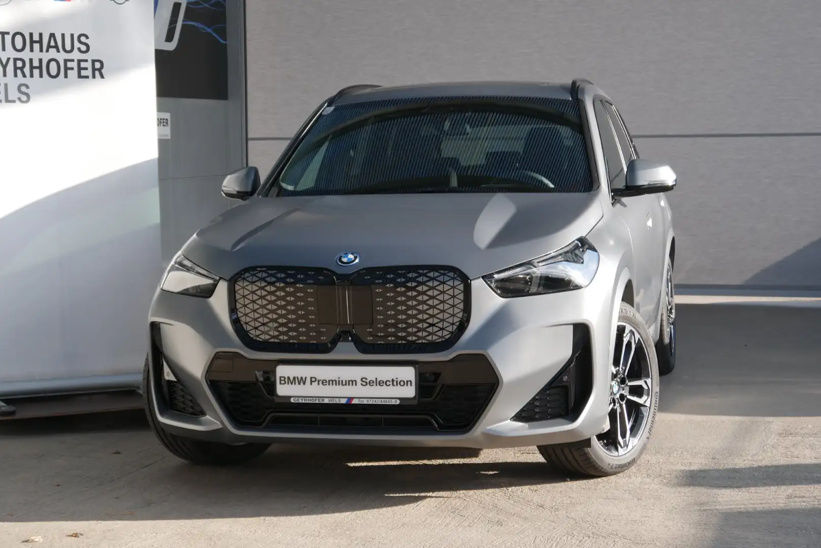 BMW iX1 xDrive30 *M-Paket Pro/AHK/Pano/Aktivsitz/Harman Kardon/Innovationspaket* Grau - 2