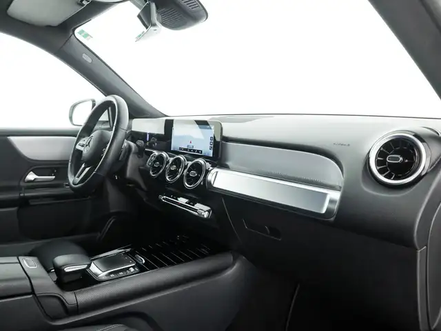 Mercedes-Benz GLB view 10