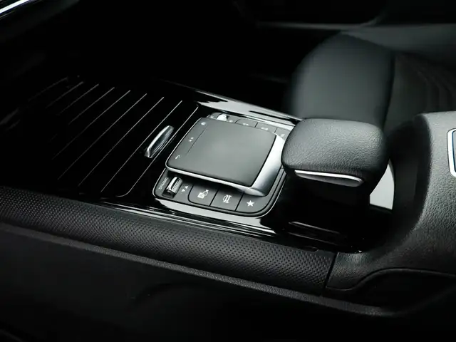 Mercedes-Benz GLB view 18