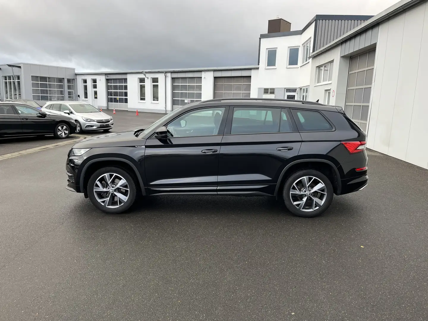 Skoda Kodiaq 2.0 TDI DSG 4x4 Sportline 232€ m. 20% Anzahlung Schwarz - 2