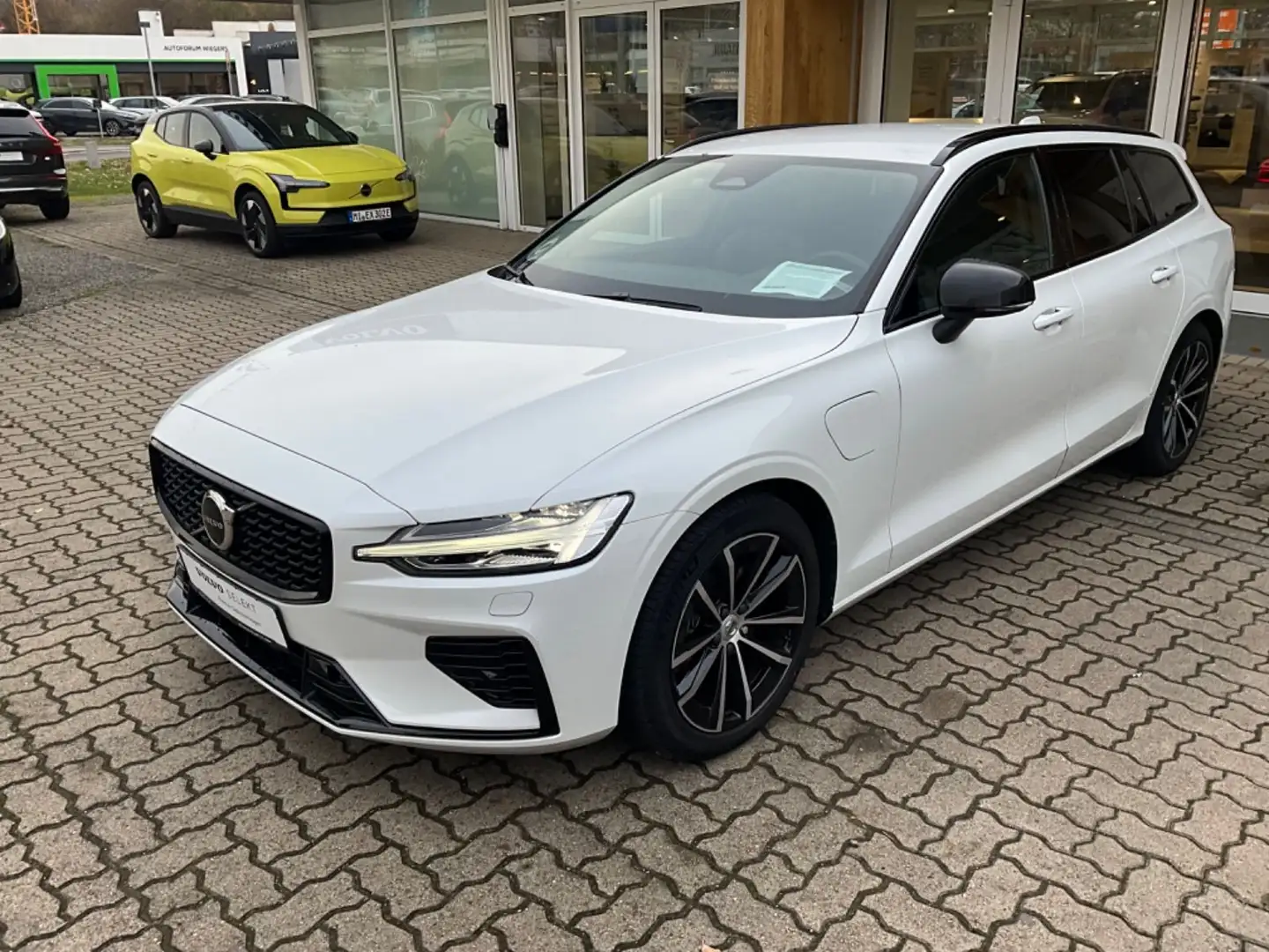 Volvo V60 T6 Plus Dark Recharge Plug-In Hybrid AWD Weiß - 1