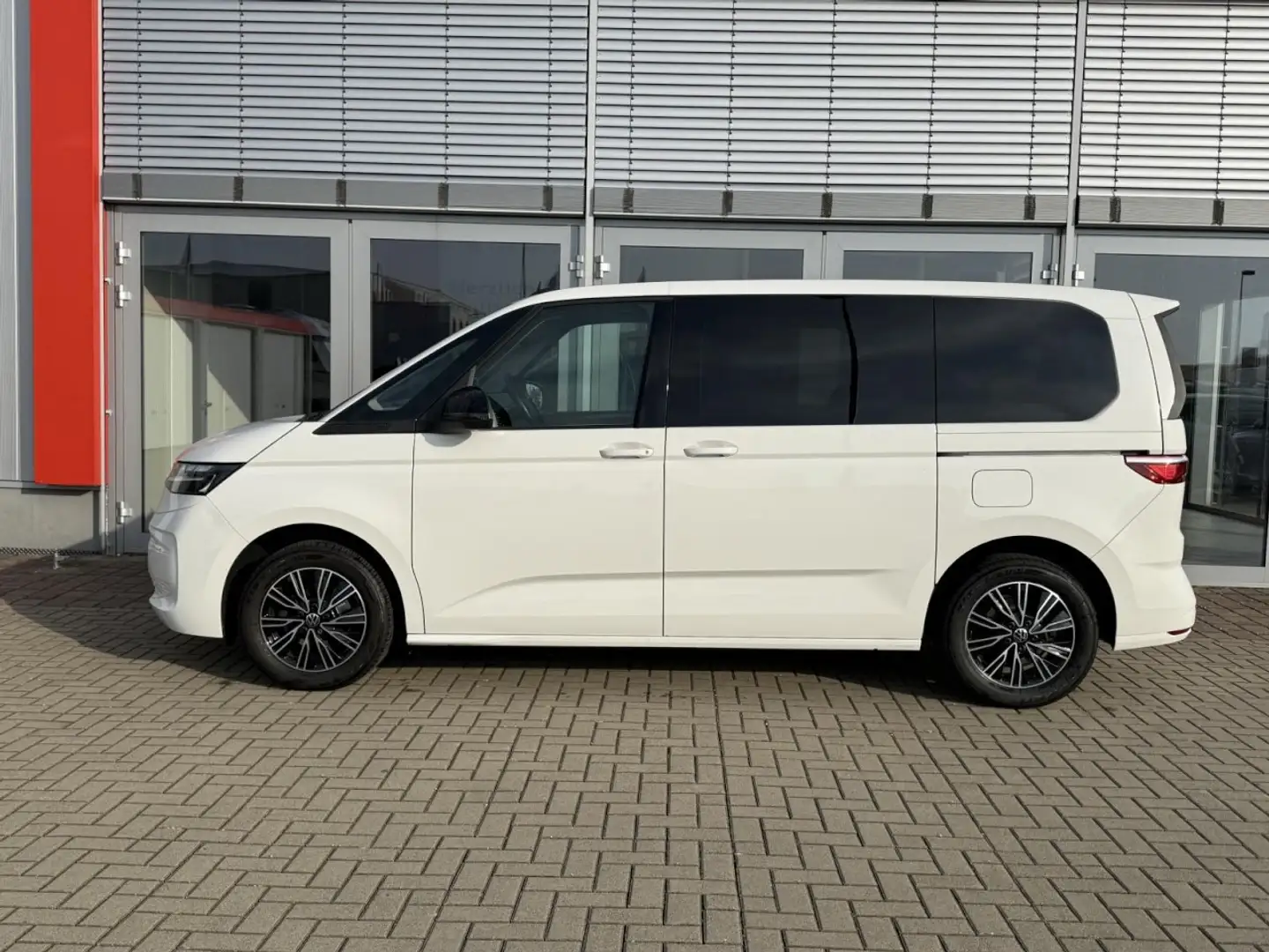 Volkswagen T7 Multivan 2.0 TDI DSG TOTW, TRAVEL, NAV, APP, Klima Navi Weiß - 2