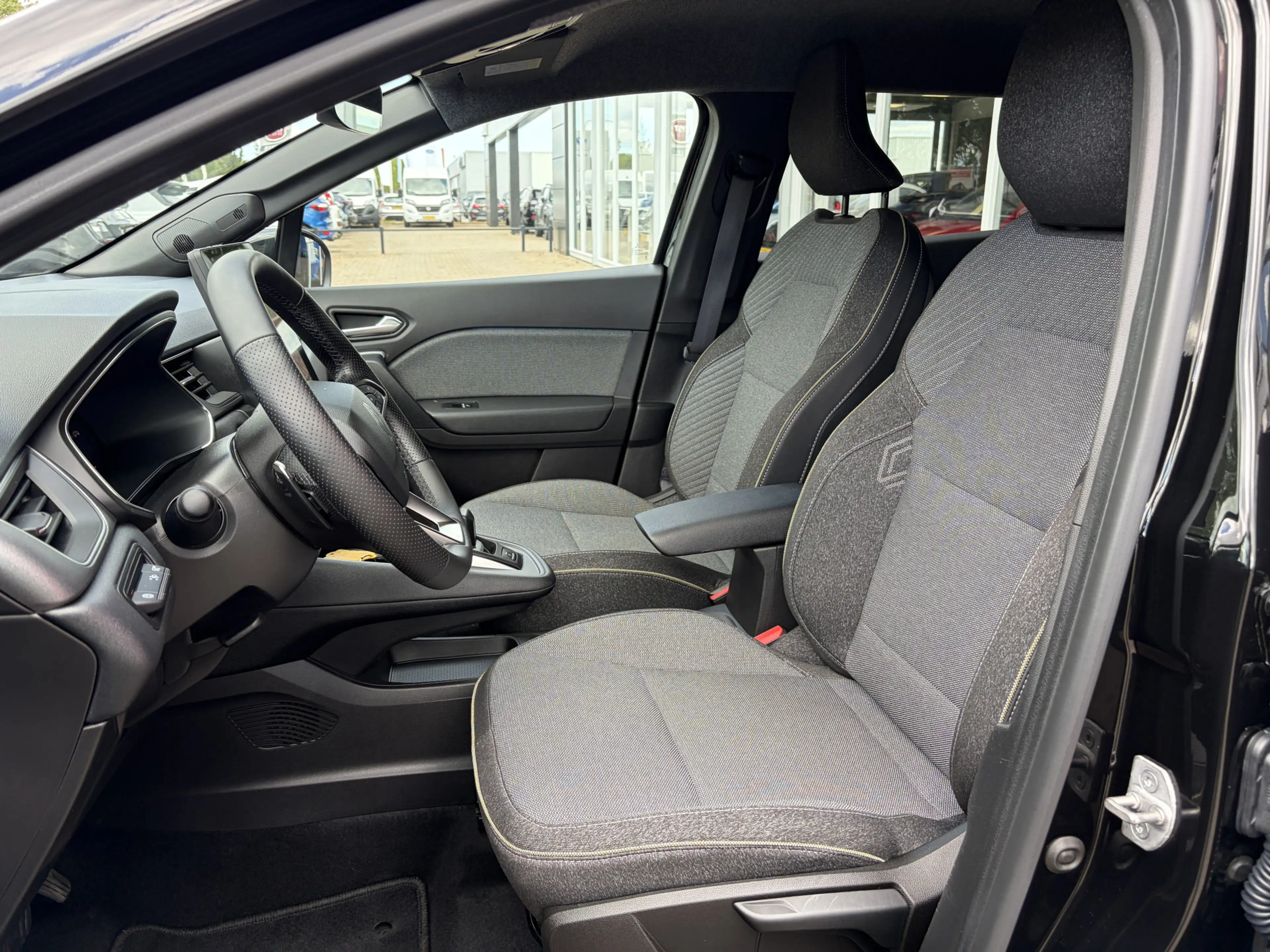 Renault Symbioz 1.3 mild hybrid 140 EDC techno Stuur en stoelverwa — photo 4