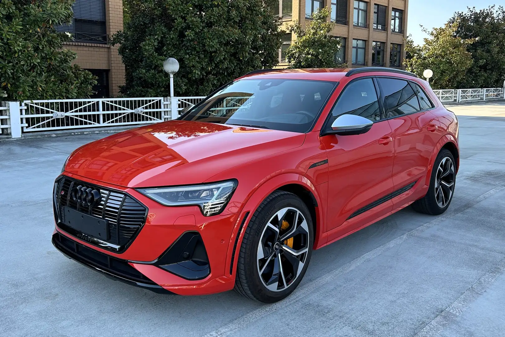 Audi e-tron S quattro NP: 126T¤ Красный - 1