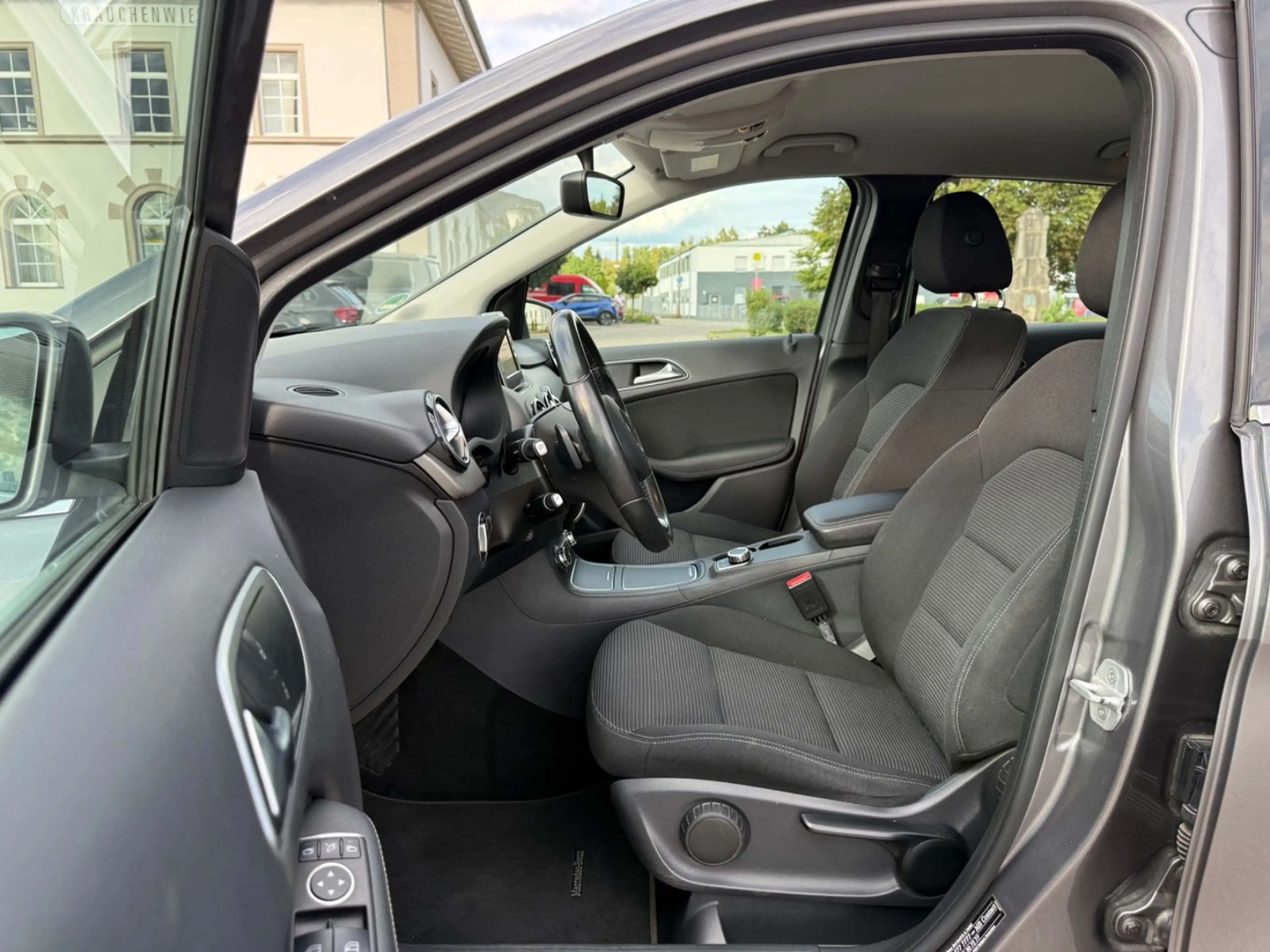 Mercedes-Benz B 180 Style SHZ Tempomat SHG AHK PDC — photo 15