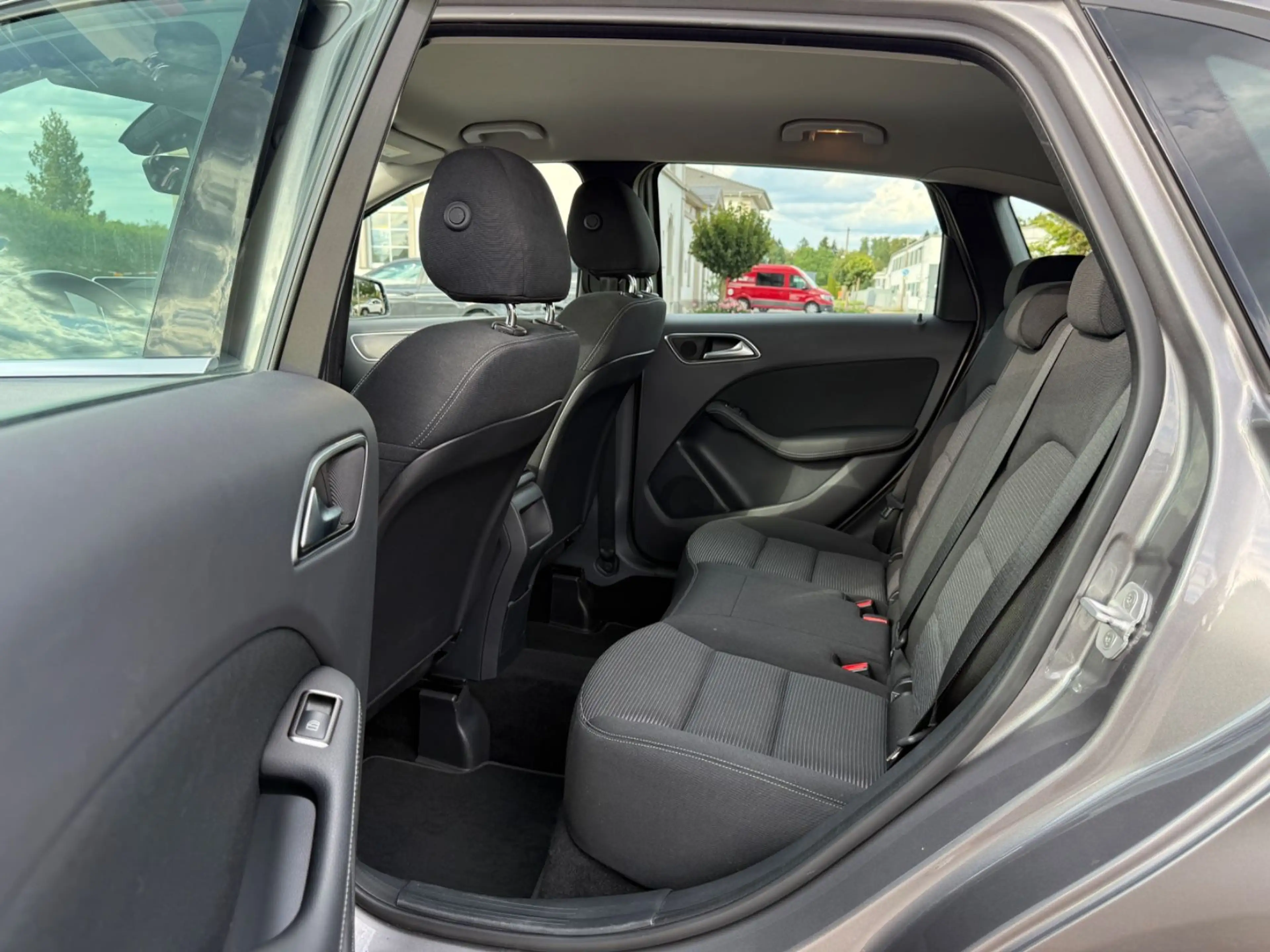 Mercedes-Benz B 180 Style SHZ Tempomat SHG AHK PDC — photo 17