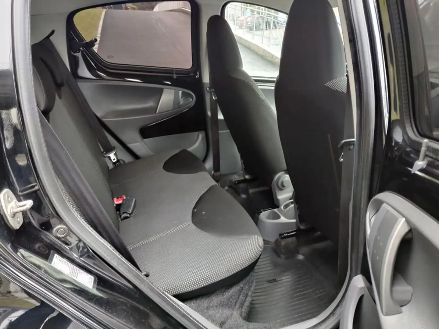 Toyota Alphard Aygo 5p 1.0 Now Connect Zwart - 2