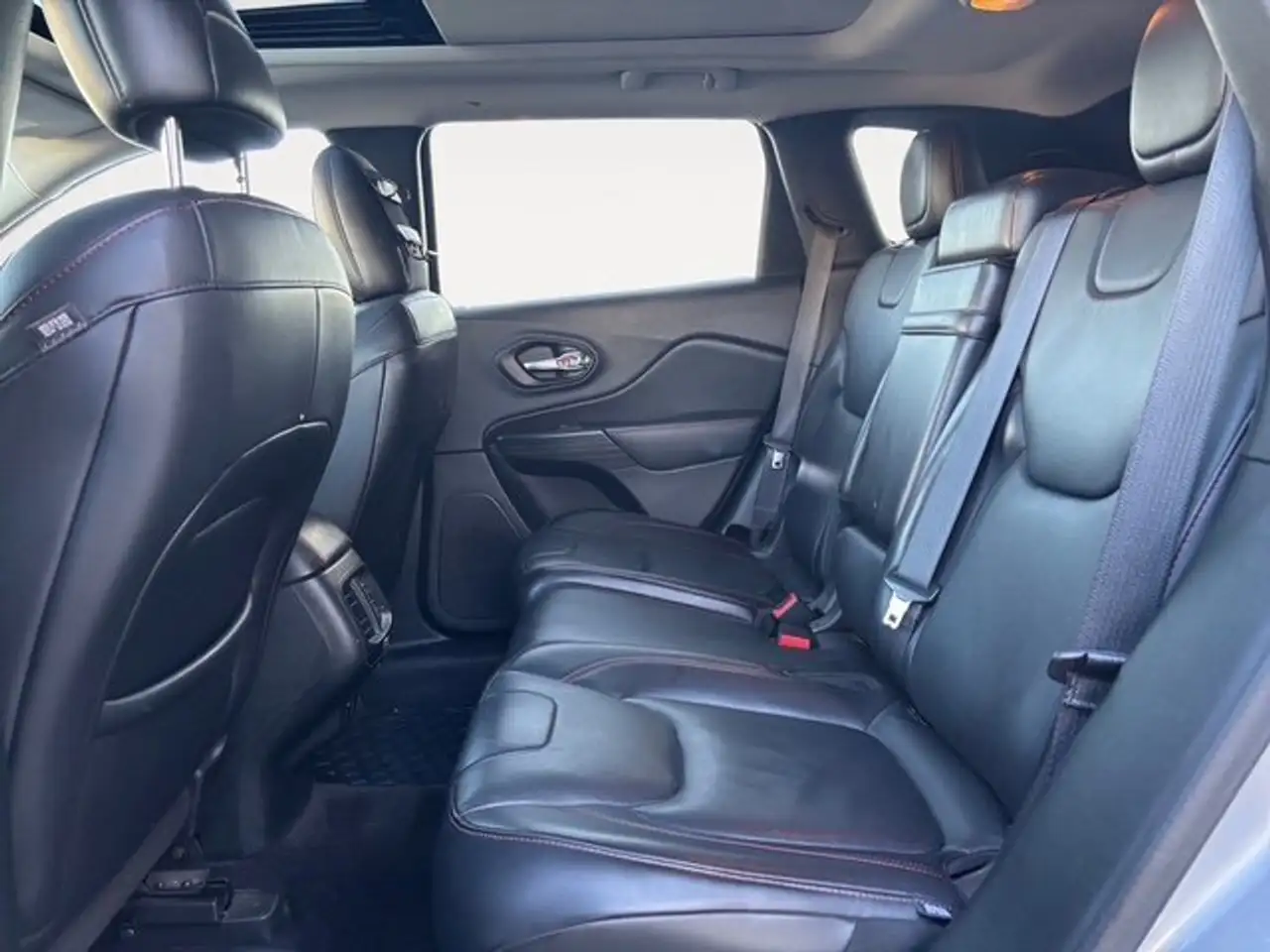 Jeep Cherokee снимка Jeep Cherokee