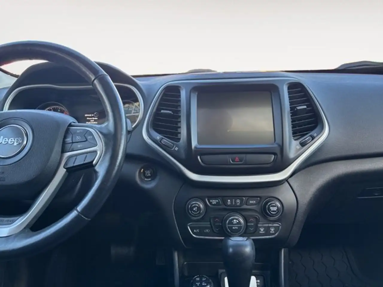 Jeep Cherokee снимка Jeep Cherokee