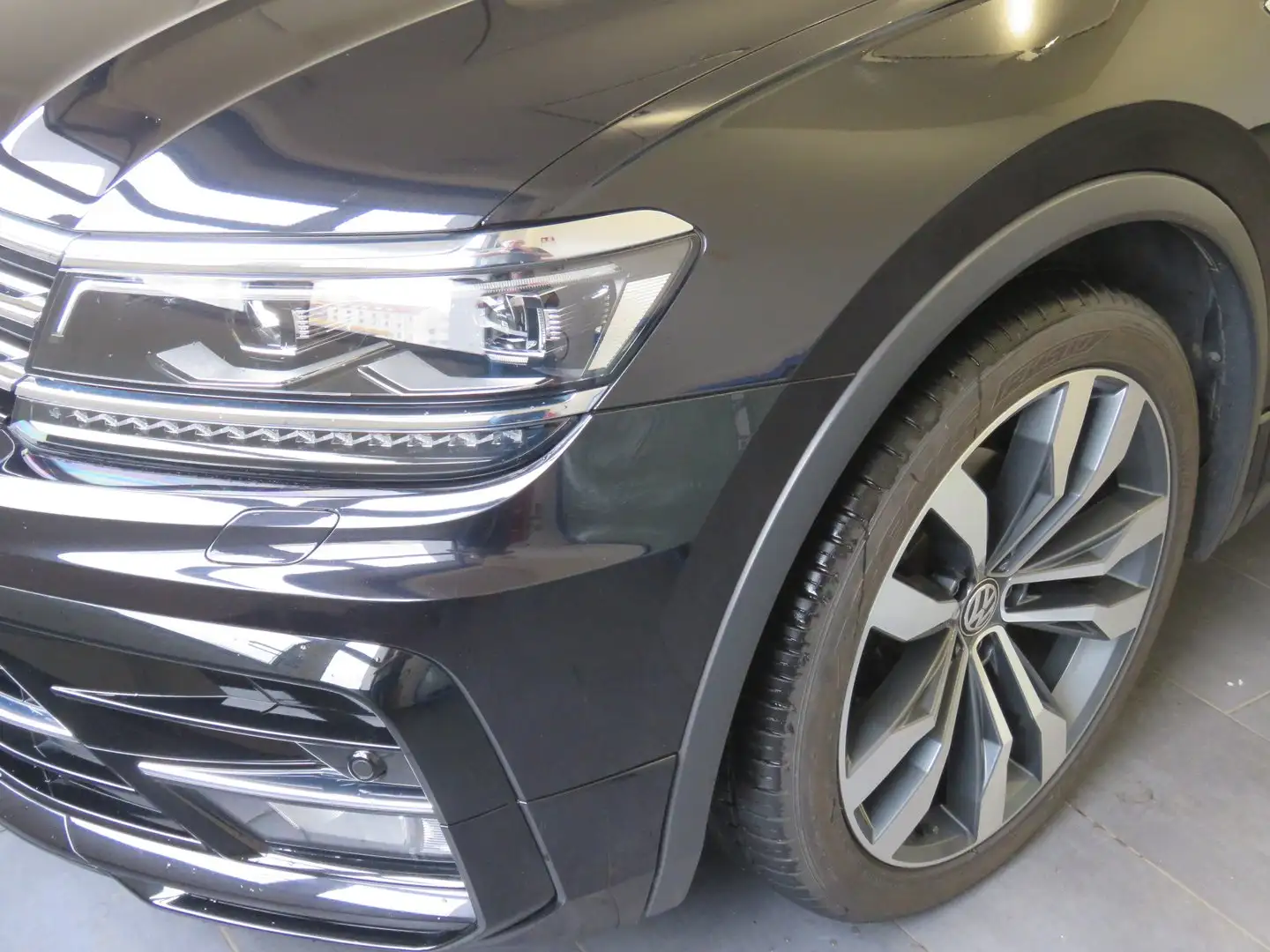 Volkswagen Tiguan Sky TDI SCR Schwarz - 2