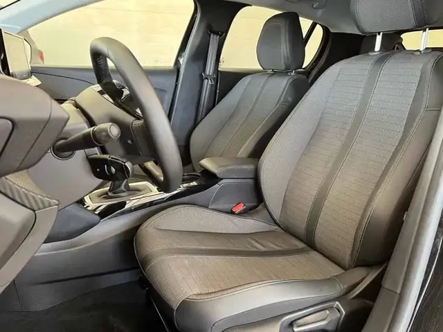 Peugeot 208 view 8