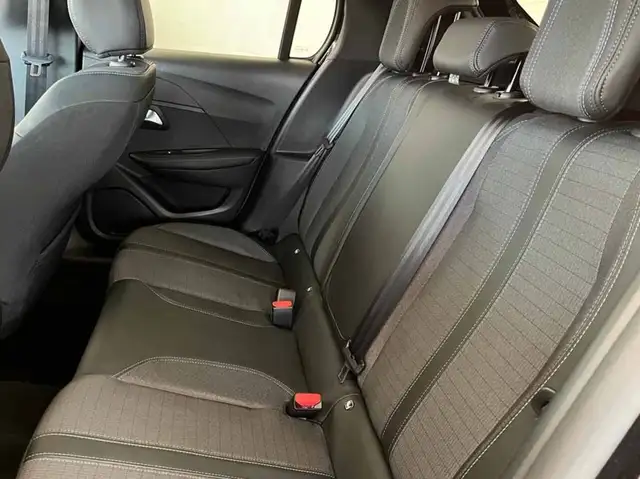 Peugeot 208 view 9