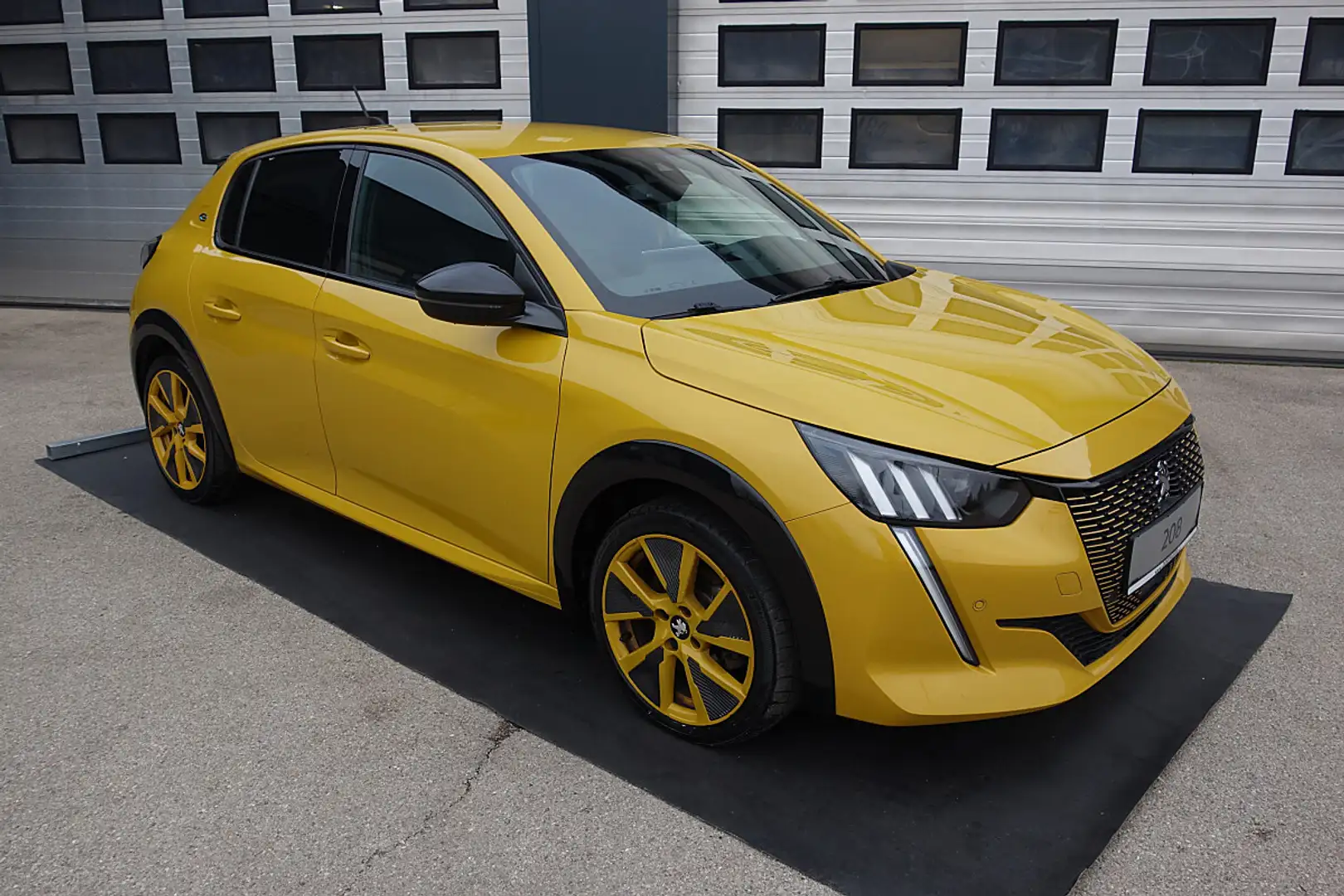 Peugeot e-208 50kWh GT-Line Gelb - 1