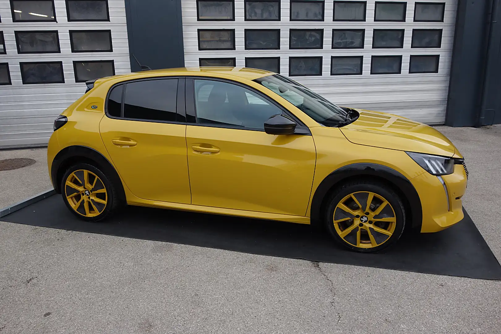 Peugeot e-208 50kWh GT-Line Gelb - 2