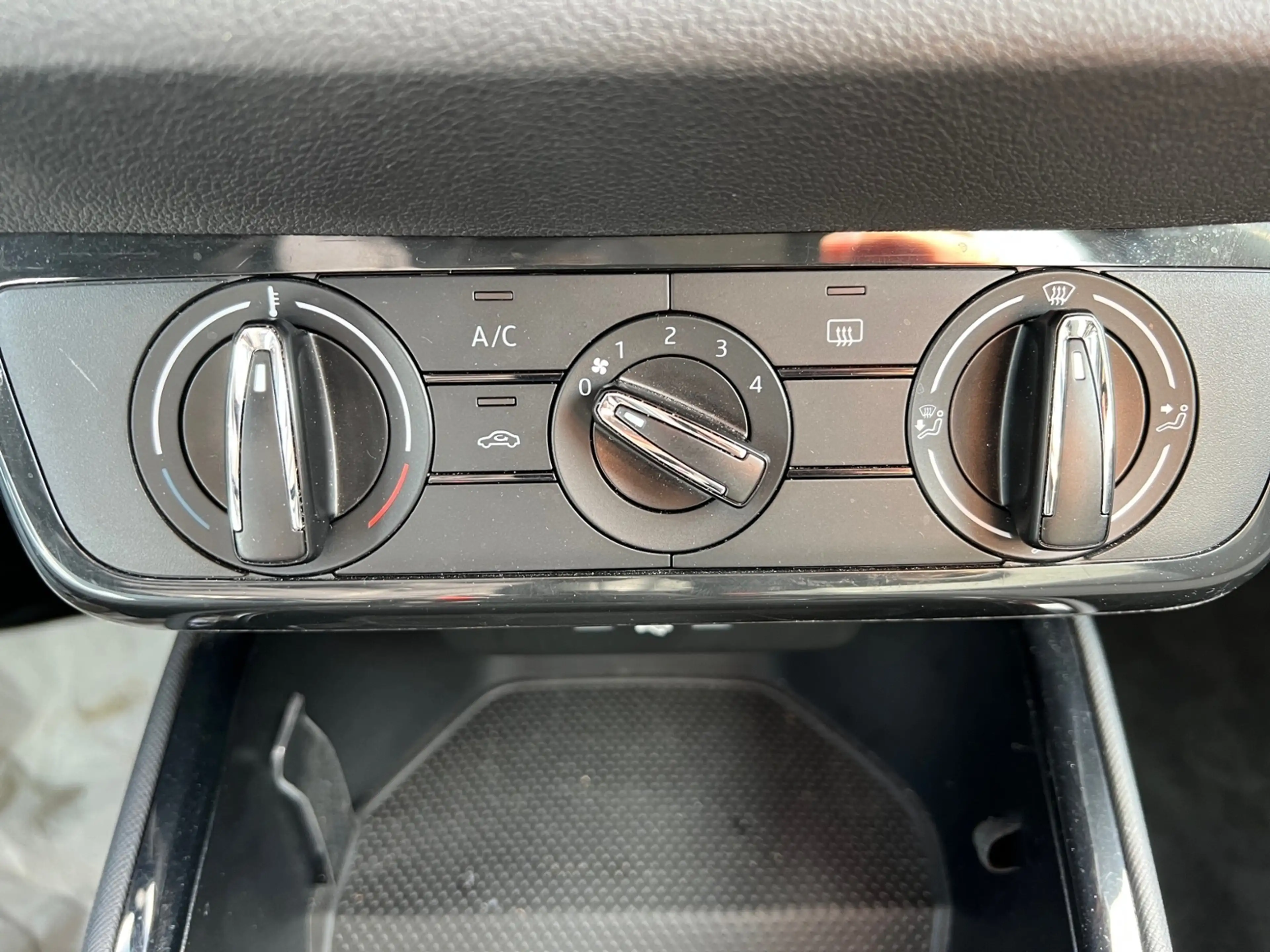 Skoda Fabia 1.0 TSI +LED +NAVI +CARPLAY +DAB +PDC +KLIMA + — photo 19