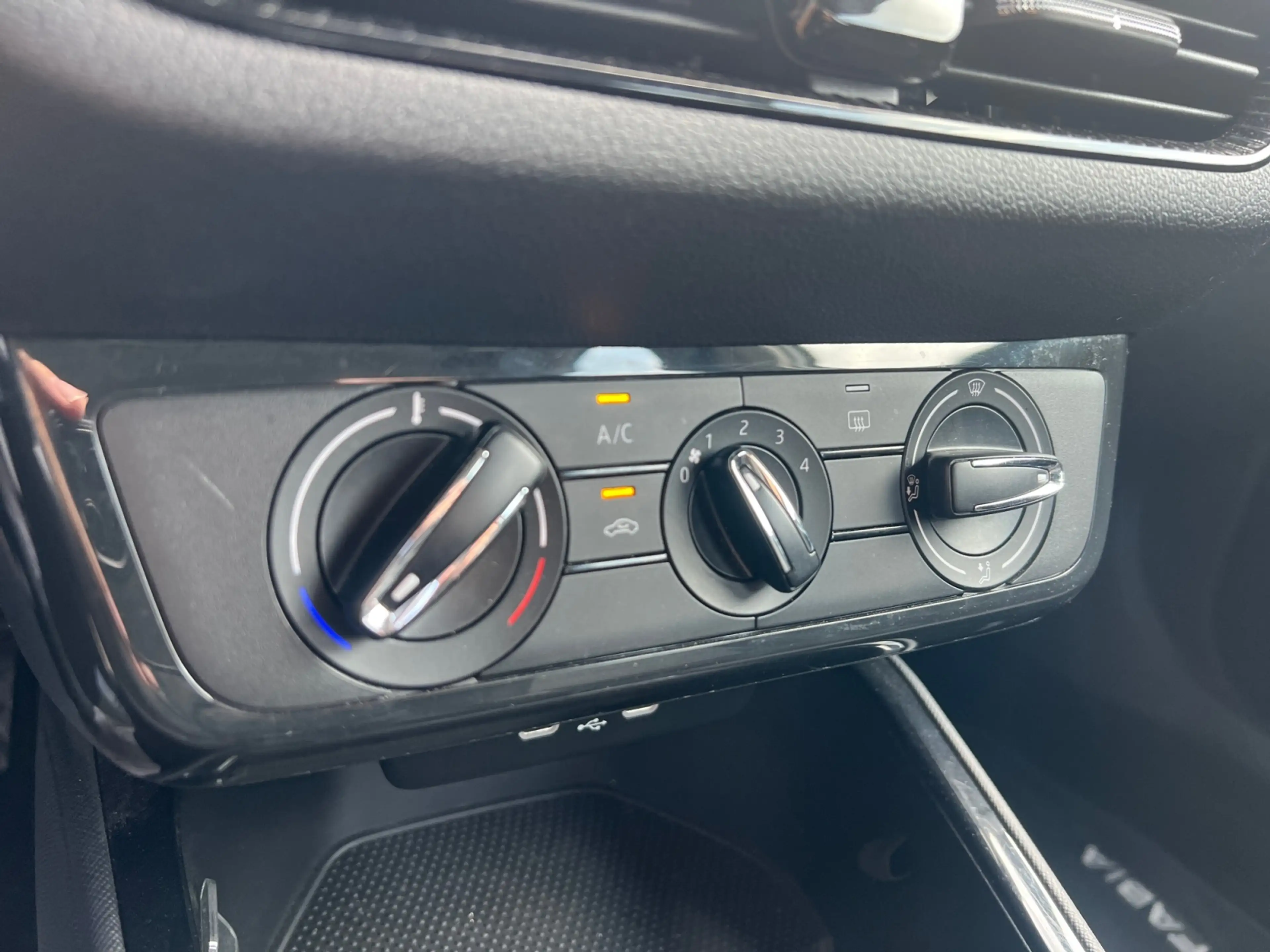 Skoda Fabia 1.0 TSI +LED +NAVI +CARPLAY +DAB +PDC +KLIMA + — photo 27
