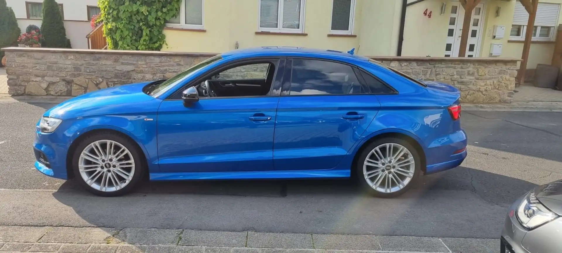 Audi A3 Limousine sport S-Line Blau - 2