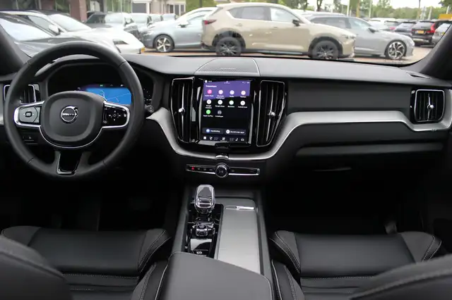 Volvo XC60 view 3