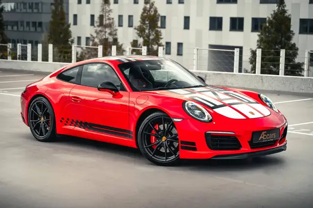 Porsche 911 view 3