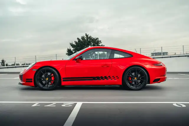 Porsche 911 view 18