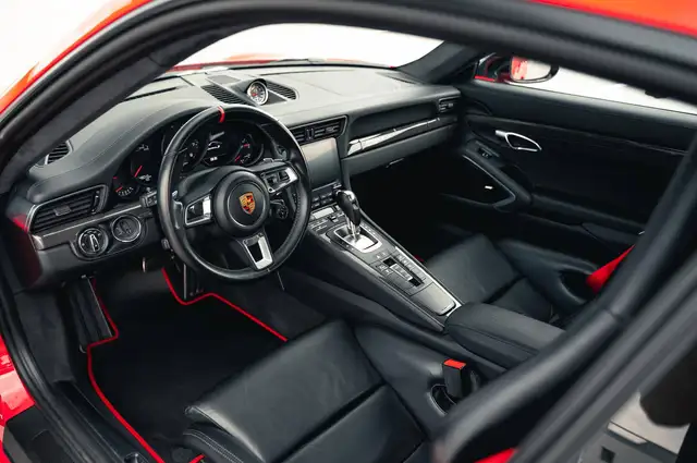 Porsche 911 view 13