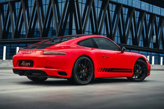 Porsche 911 view 4