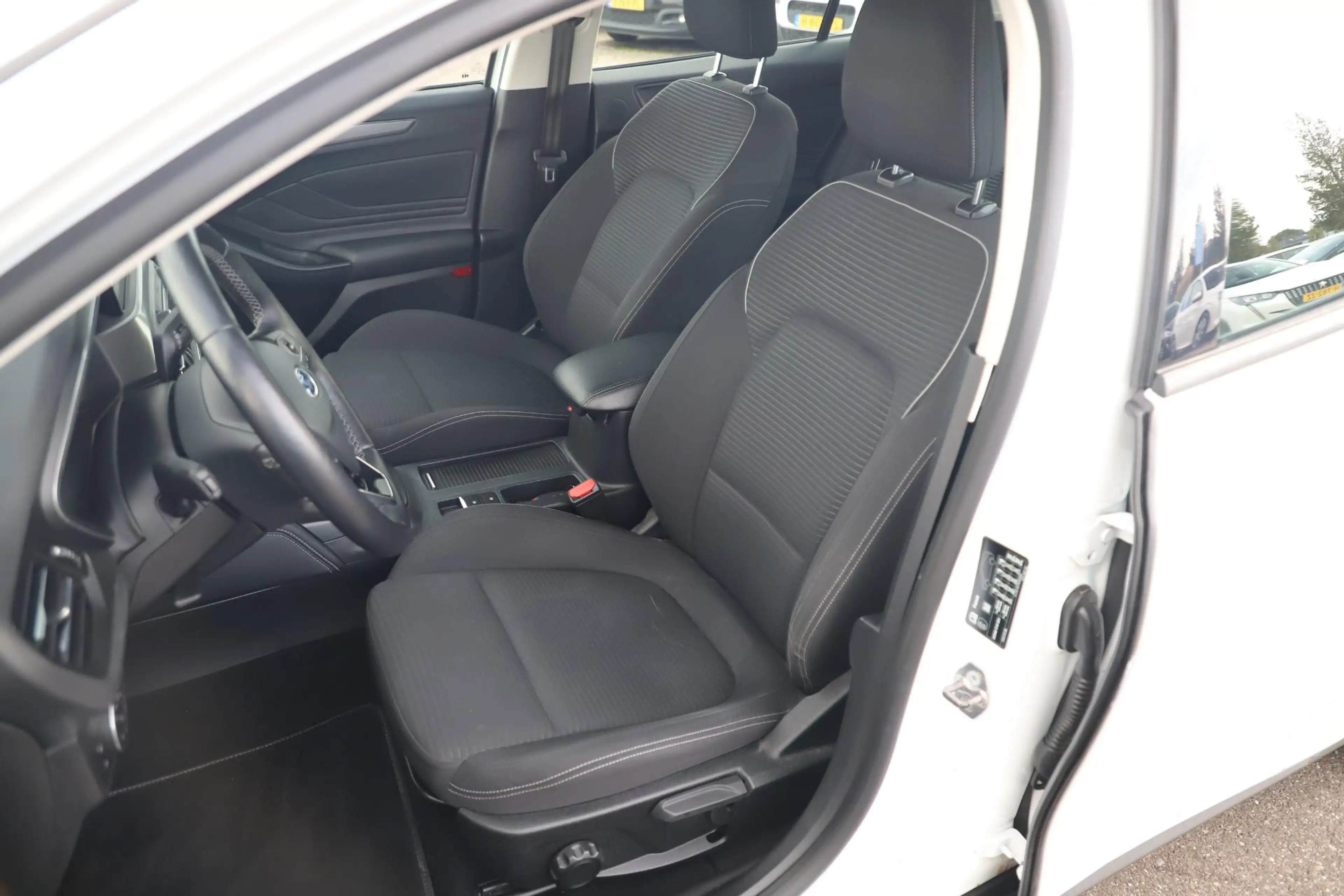 Ford Focus 1.0 EcoBoost Titanium Business 125PK Navigatie Car — photo 6