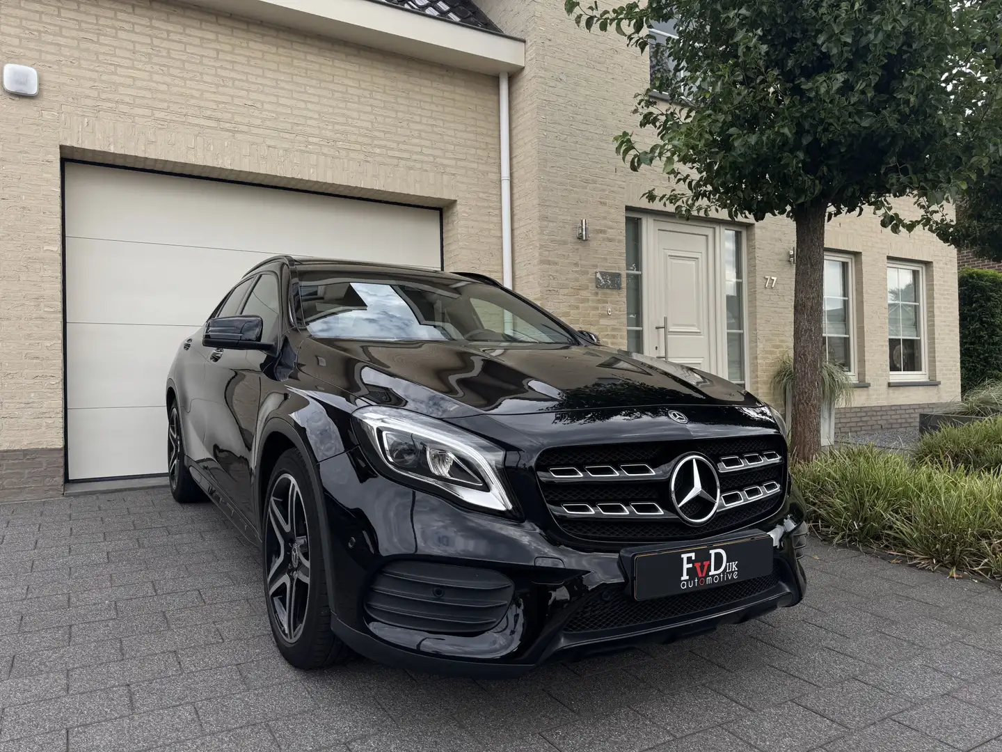 Mercedes-Benz GLA 180 AMG Aut Panoramadak SportLeder Nightpakket Navi Ke Zwart - 1