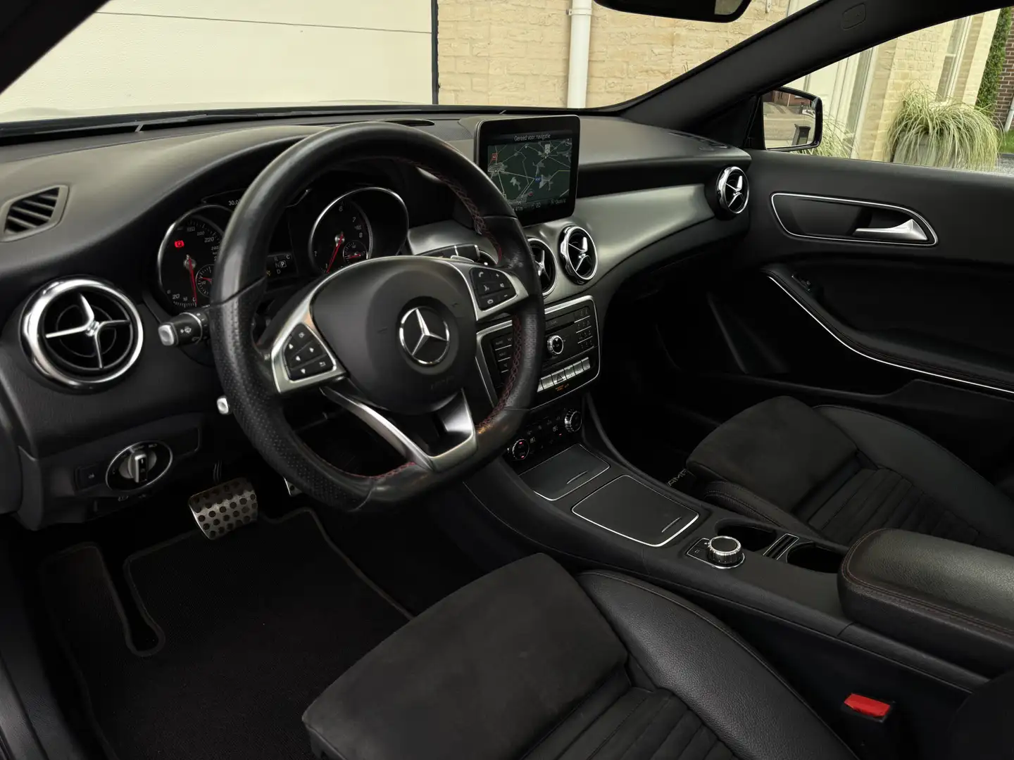 Mercedes-Benz GLA 180 AMG Aut Panoramadak SportLeder Nightpakket Navi Ke Zwart - 2