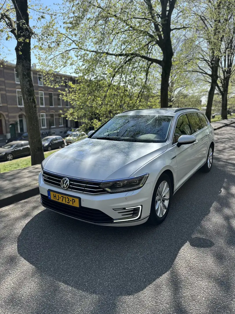 Volkswagen Passat 1.4 TSI GTE Highline Bílá - 1
