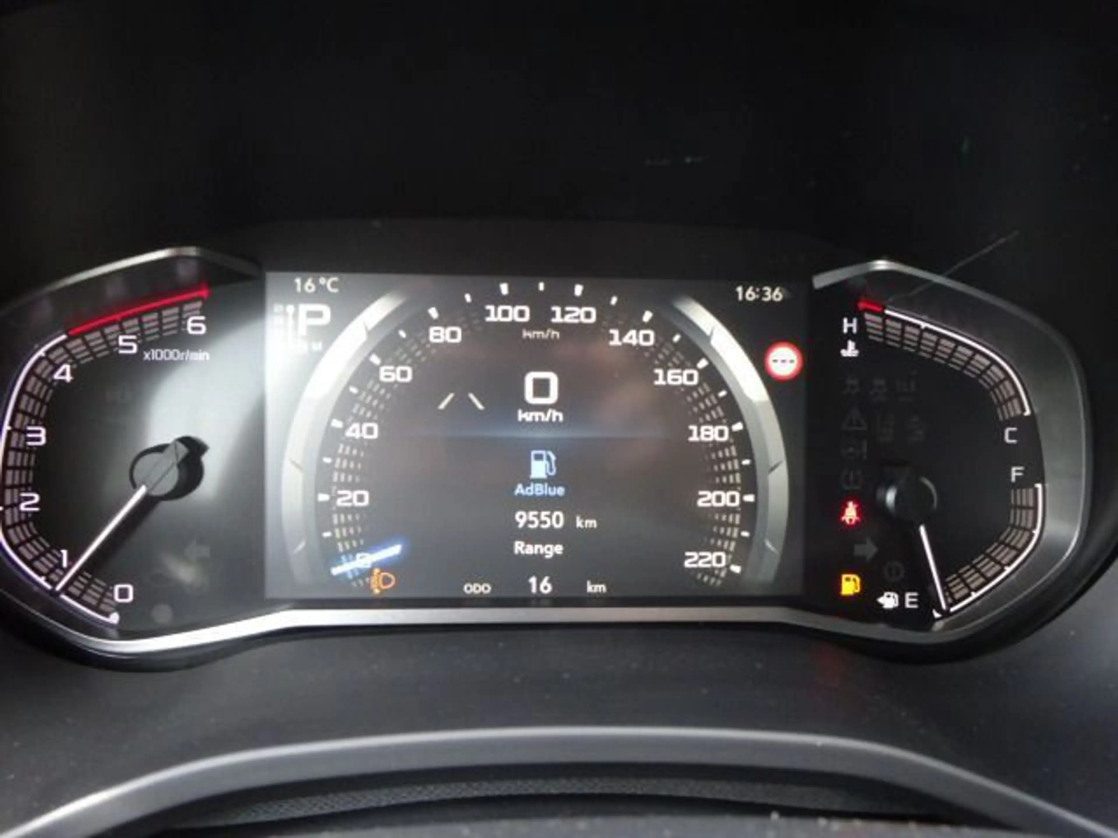 Isuzu D-Max Double Cab 1.9 4WD V-CROSS Kamera CarPlay — photo 11