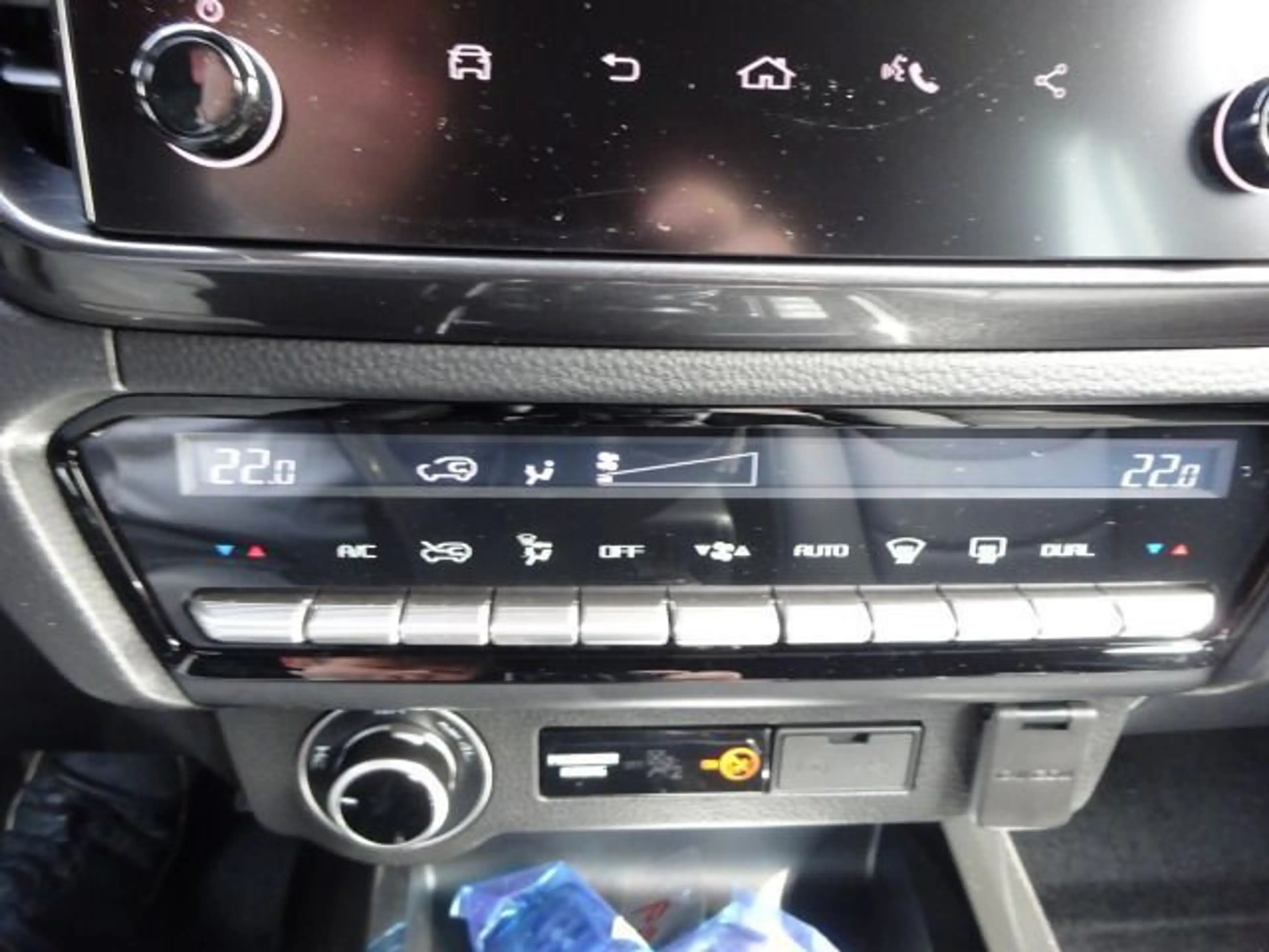 Isuzu D-Max Double Cab 1.9 4WD V-CROSS Kamera CarPlay — photo 14