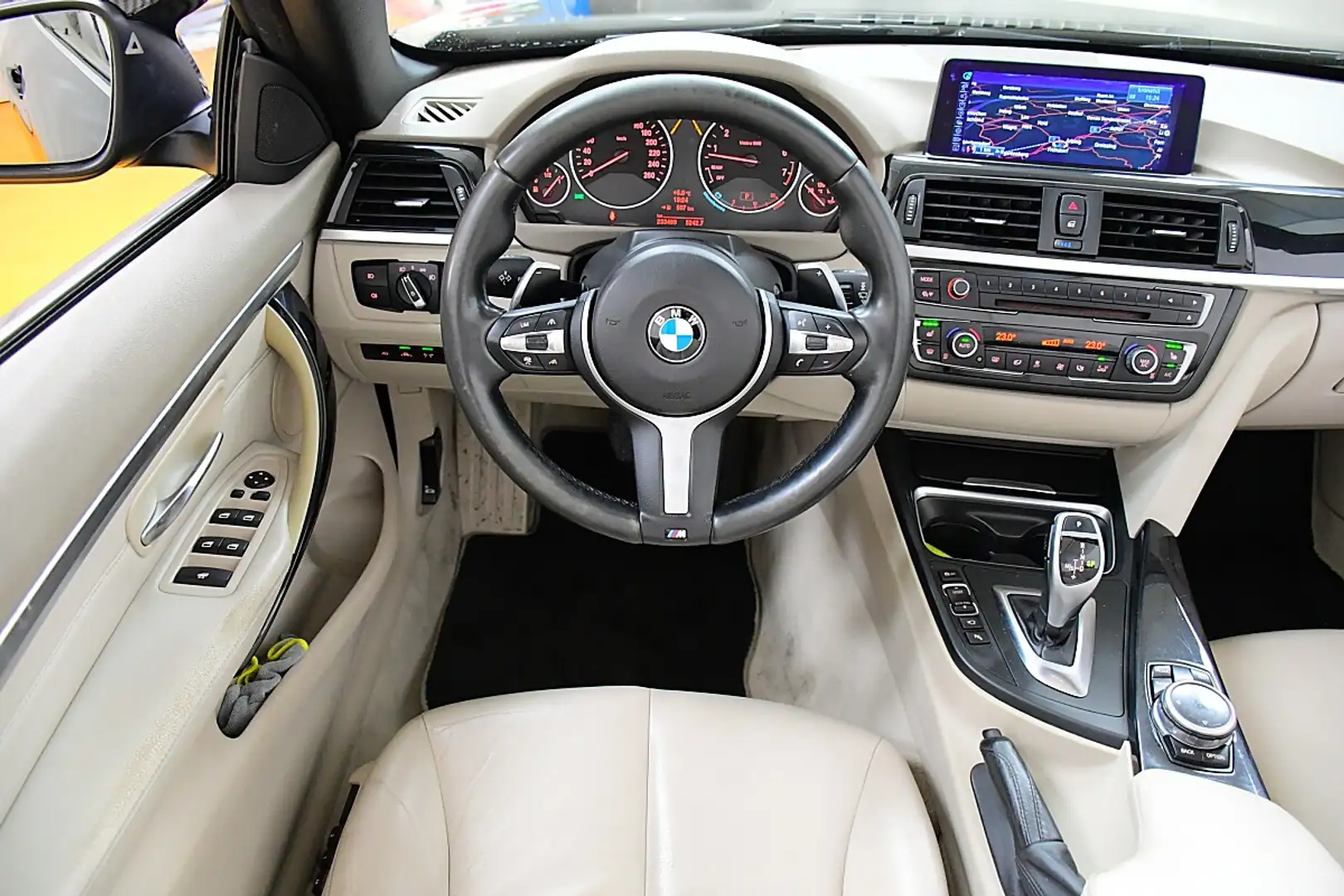 BMW 435 i Cabrio Aut. Schwarz - 2