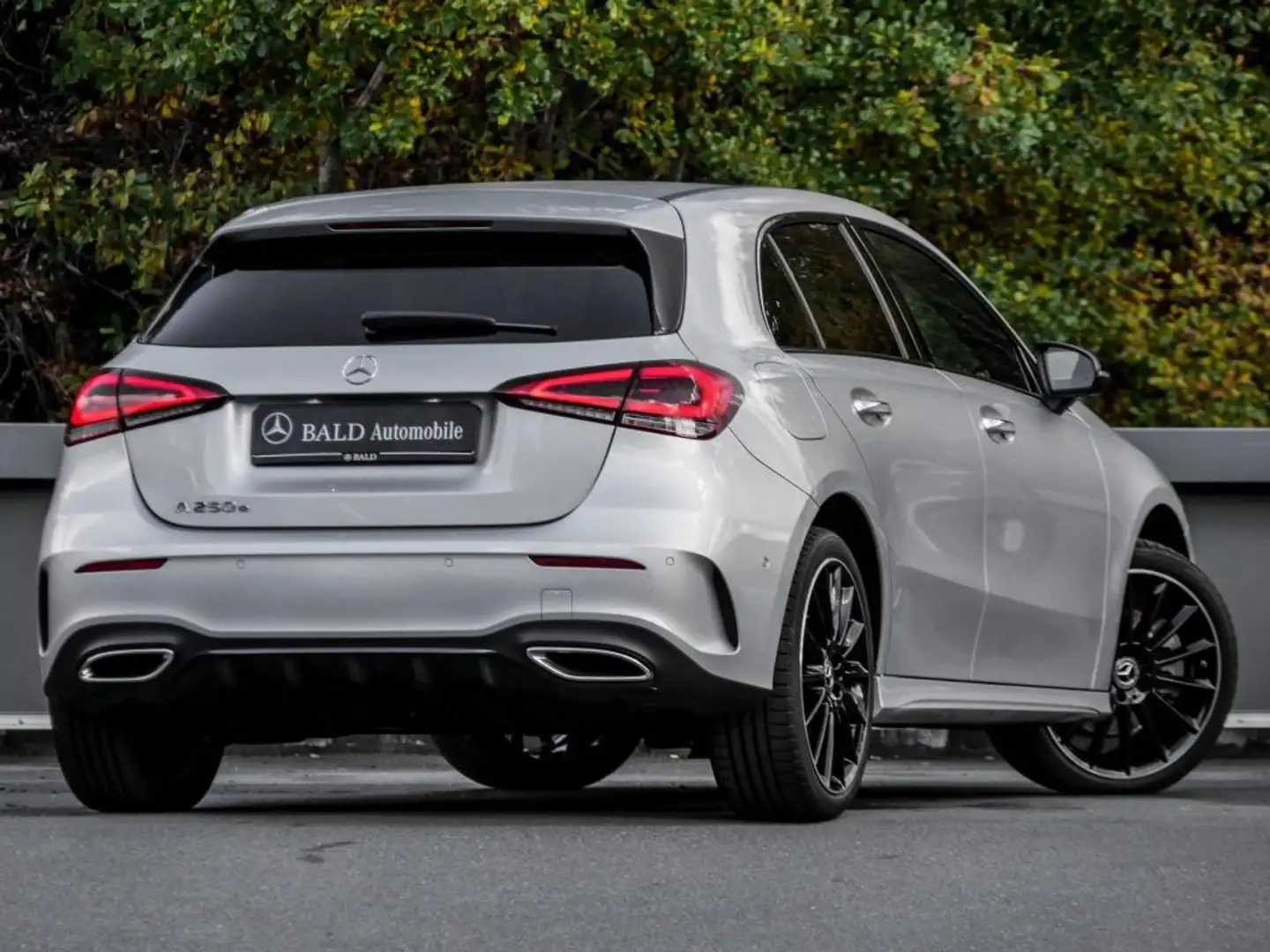 Mercedes-Benz A 250 e AMG-Sport/MLB/360/Pano/Night/Distr/19' Silber - 2