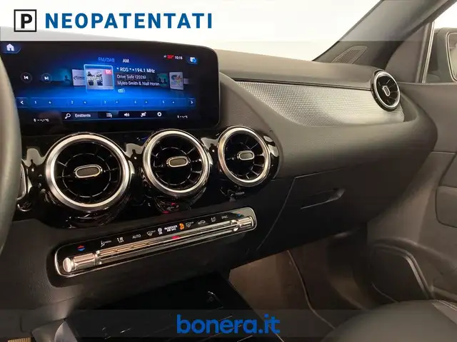 Mercedes-Benz Gla view 12