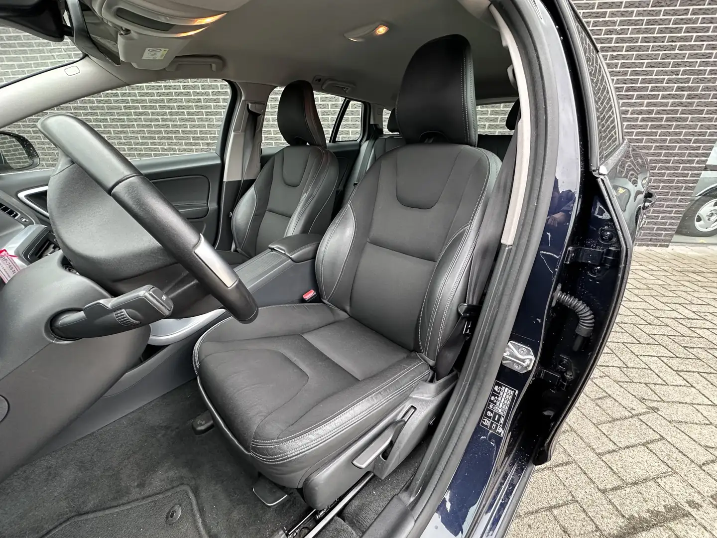 Volvo V60 1.5 T3 Momentum | Navigatie | Stoelverwarming | Au Blauw - 2