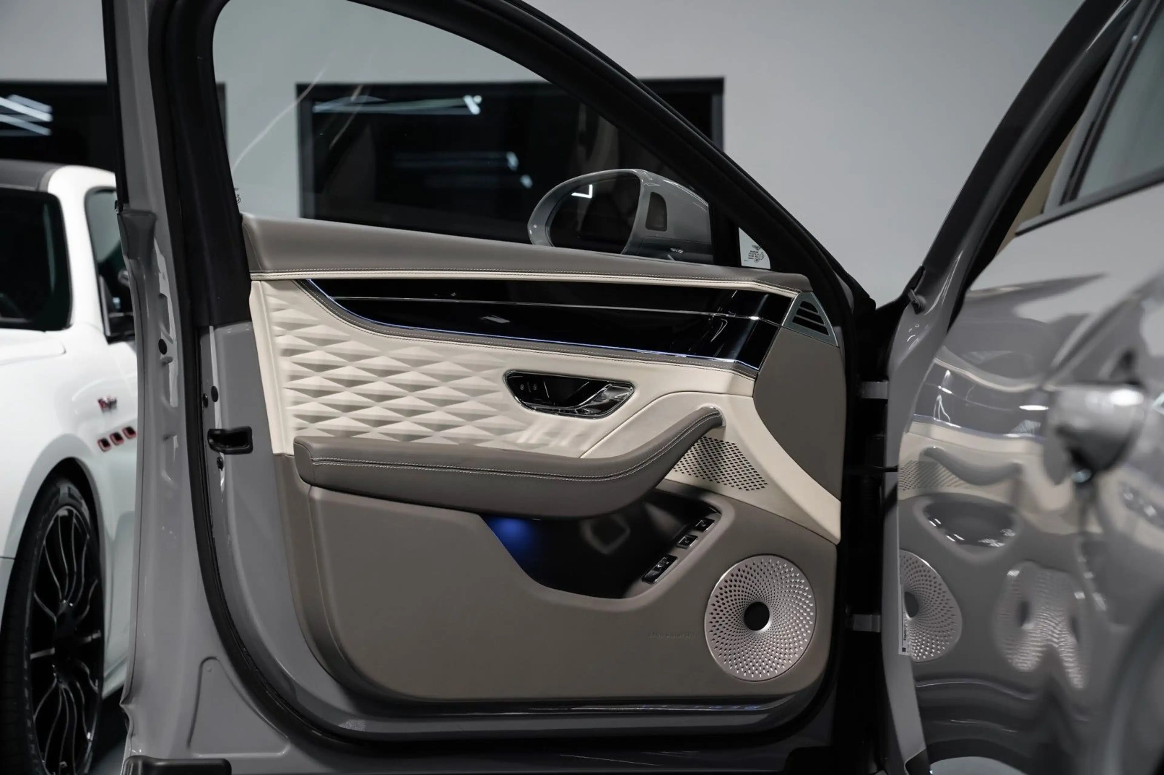 Bentley Flying Spur Hybrid Mulliner Blackline-Carbon-B&O — photo 15