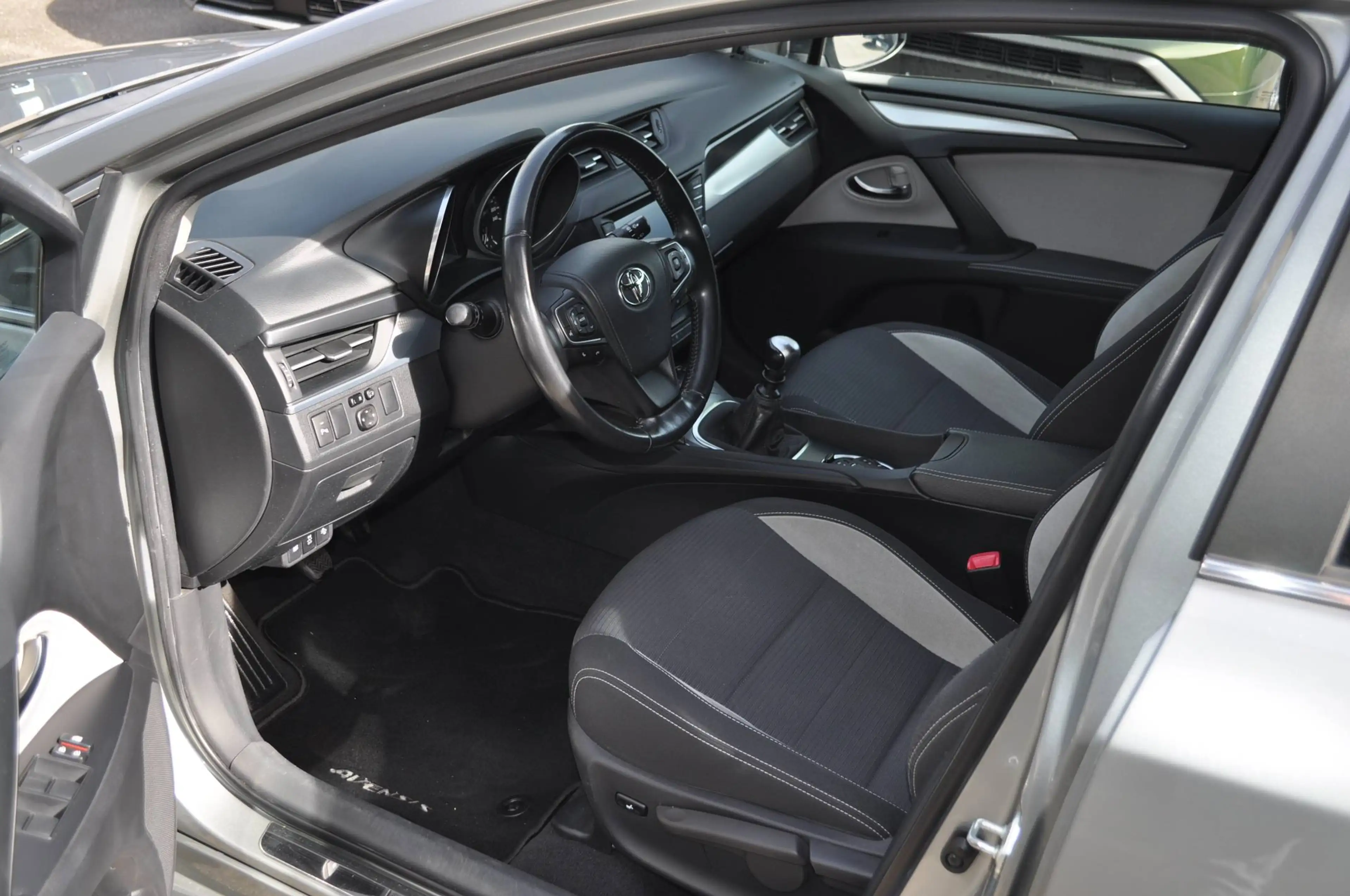 Toyota Avensis Team D — photo 5