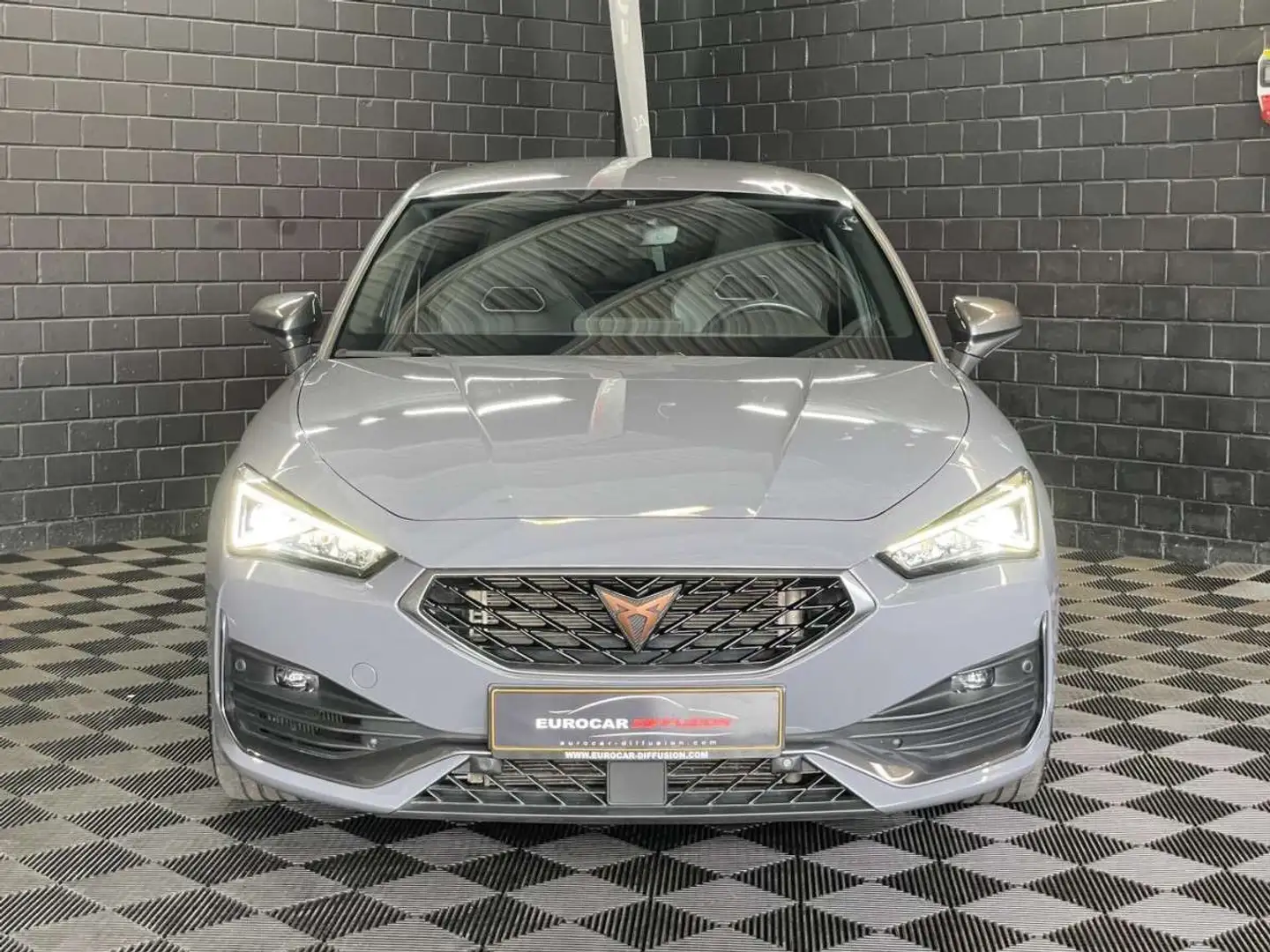 CUPRA Leon 2.0 TSI 300CV ** BEATS ** Caméra ** Gris - 2