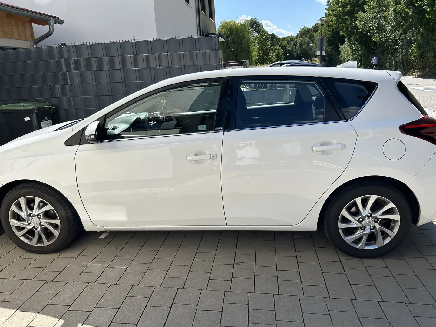 Toyota Auris 1.8 VVT-i Hybrid Automatik Edition-S - 2