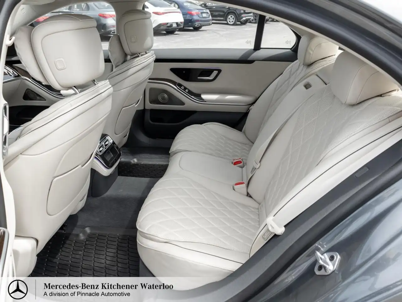 Mercedes-Benz S-Class снимка Mercedes-Benz S-Class