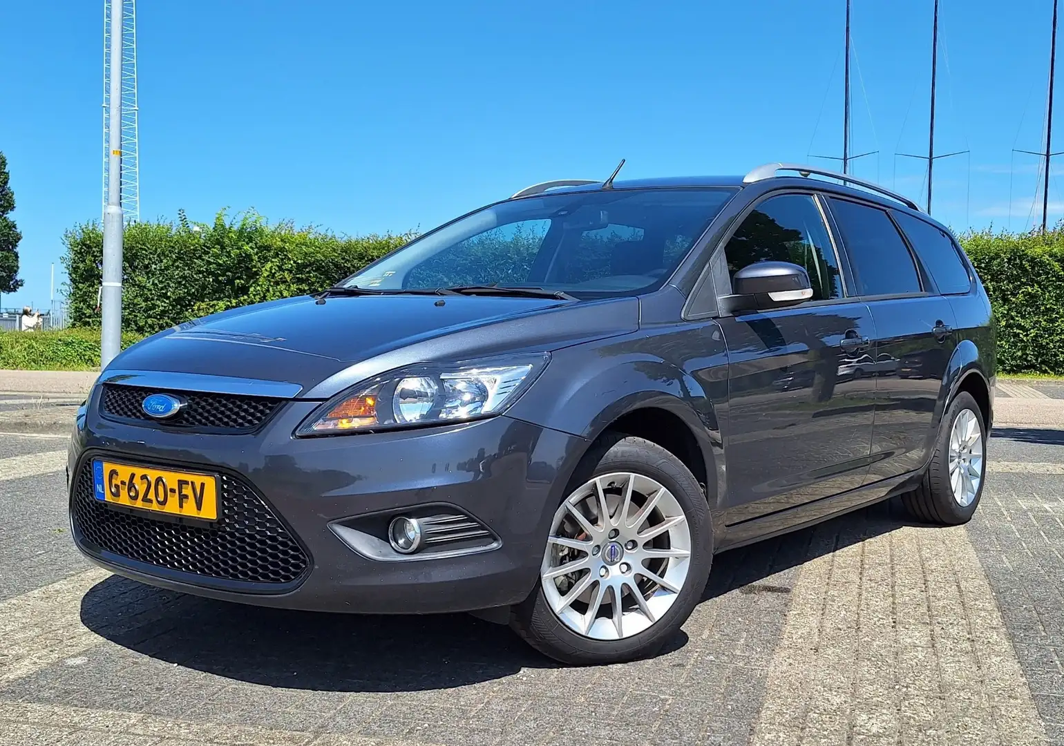 Ford Focus Ford Focus Wagon 2.0 Ghia 2010 Grijs - 2