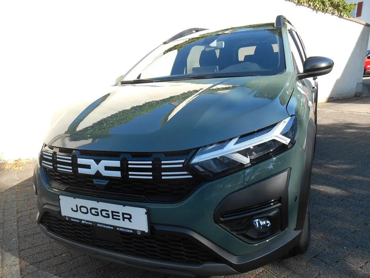 Dacia Jogger Extreme Hybrid 140 7-Sitzer Dolomit-Grau (Grau) benotzt,  Hybrid und Automatik, 2.500 Km - 28.704 €